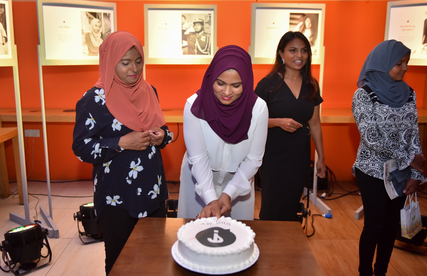 އޮގަސްޓް 7، 2018- ސީހައުސް ބްރެސަރީ: "ދޯ" މަޖައްލާގެ 12 ވަނަ އަދަދު ނެރުމުގެ ހަފުލާގައި ތައްޔާރުކުރި ހާއްސަ ކޭކު ފަޅަނީ -- ފޮޓޯ: އަހުމަދު ނިޝާތު