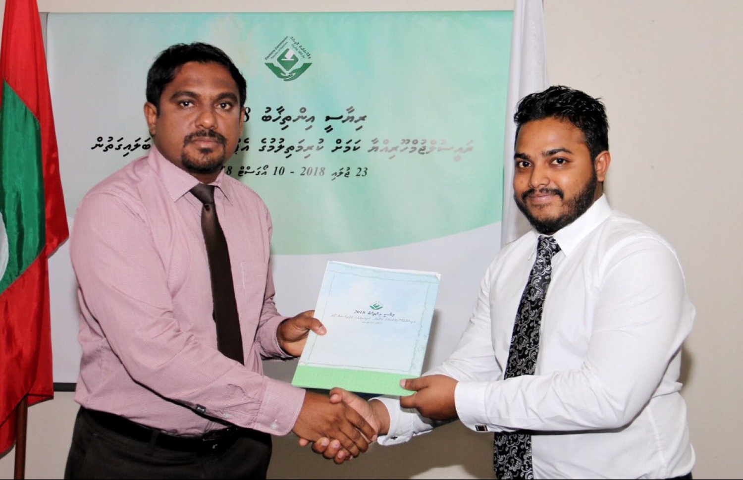 ރިޔާސީ އިންތިޚާބުގައި އަމިއްލަ ގޮތުން ވާދަކުރައްވަން ހުށަހެޅުއްވި ހުސައިންގެ ކެންޑިޑެސީ ފޯމު، އޭނާގެ ސްޕޯކްސް ޕާސަން އަމްޖަދު (ކ) އިލެކްޝަންސް ކޮމިޝަންގެ މެމްބަރު އަމްޖަދާ މިއަދު ހަވާލު ކުރައްވަނީ: ފޮޓޯ: އިލެކްޝަންސް ކޮމިޝަން