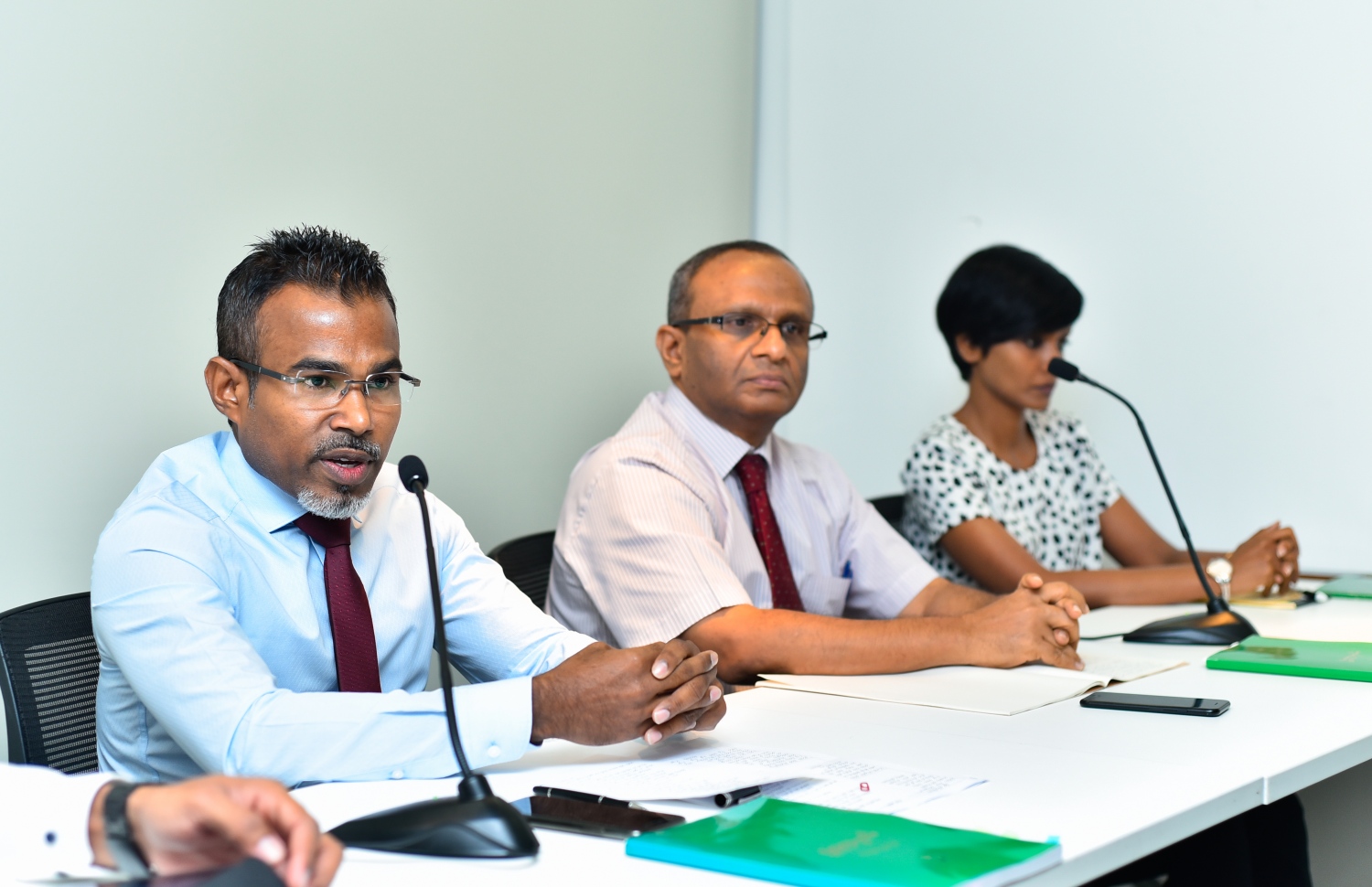 ގާނޫނުއަސާސީ އަށް 10 އަހަރު ފުރުމާ ގުޅިގެން މިރޭ ބޭއްވި ޕެނަލް ޑިސްކަޝަން ގައި ކުރީގެ ސޮލިސިޓާ ޖެނެރަލް ރިފްއަތު (ކ-3) ވާހަކަ ދައްކަވަނީ.---ފޮޓޯ: ހުސައިން ވަހީދު/މިހާރު