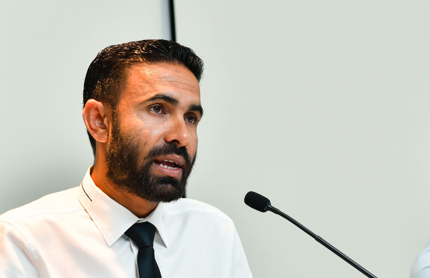 ގާނޫނުއަސާސީ އަށް 10 އަހަރު ފުރުމާ ގުޅިގެން މިރޭ ބޭއްވި ޕެނަލް ޑިސްކަޝަން ގައި ވަކީލް ފައިސަލް ވާހަކަ ދައްކަވަނީ.---ފޮޓޯ: ހުސައިން ވަހީދު/މިހާރު