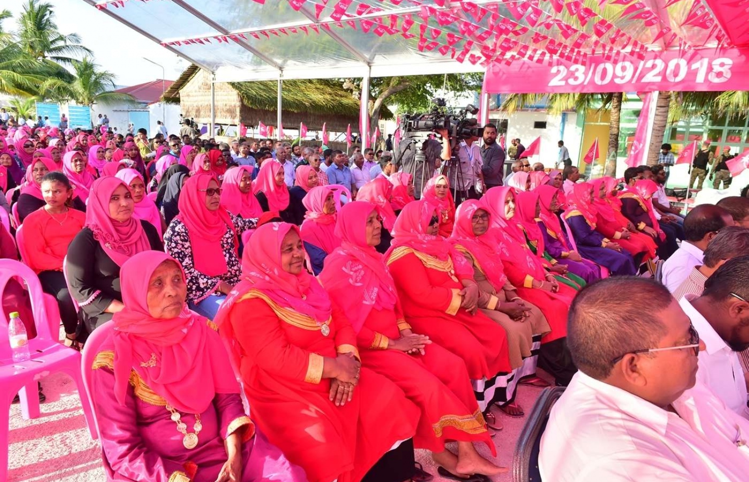 ރައީސް ޔާމީން ވިލިނގިއްޔަށް ވަޑައިގެން މިއަދު ހަވީރު ބޭއްވެވި ޖަލްސާ ގައި ބައިވެރިވި، އެމަނިކުފާނުގެ ސަޕޯޓަރުންތަކެއް.---ފޮޓޯ: ރައީސް އޮފީސް