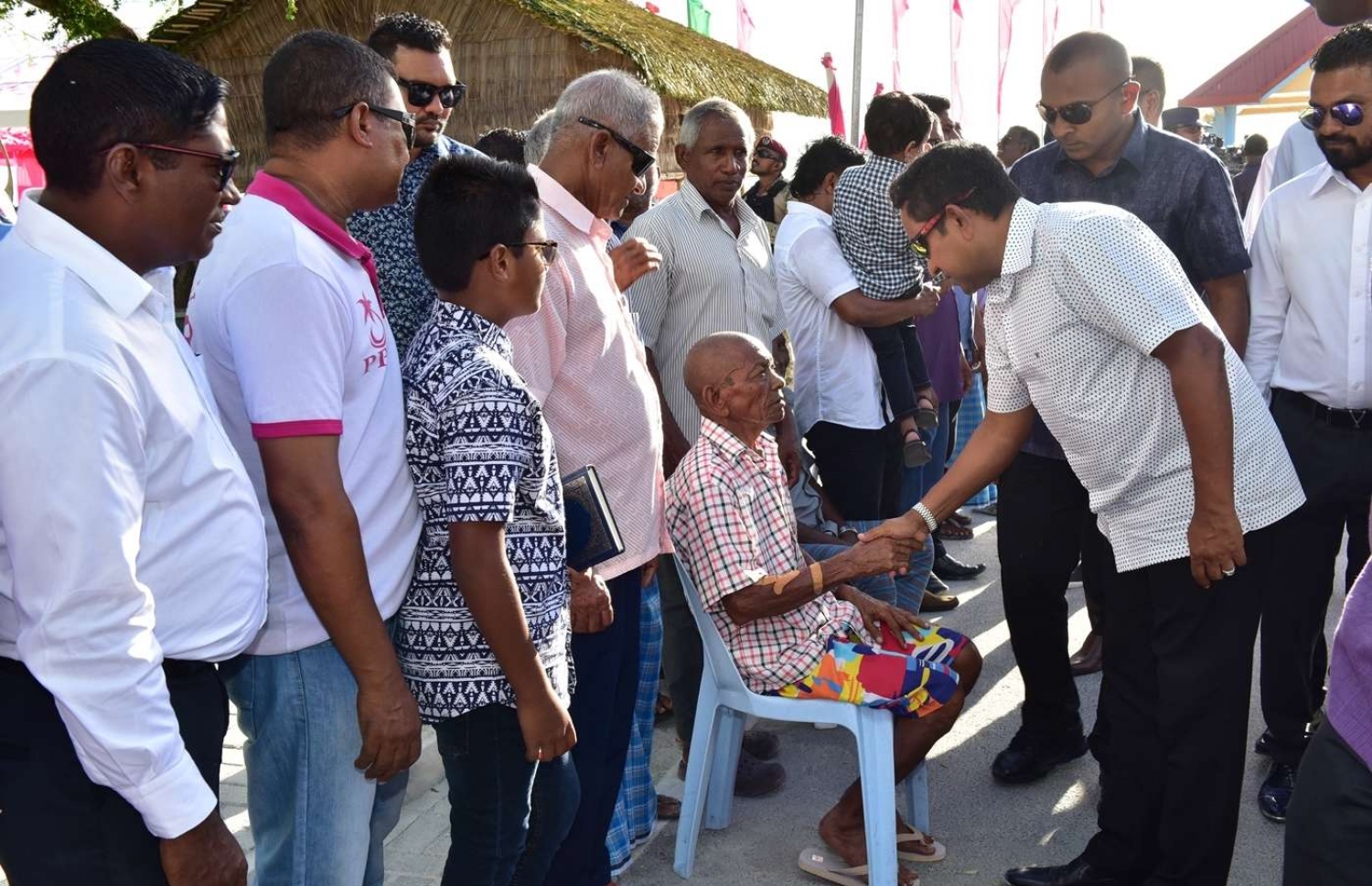 ރައީސް ޔާމީން މިއަދު ހަވީރު ވިލިނގިއްޔަށް ވަޑައިގަތުމުން، އެމަނިކުފާނަށް މަރުހަބާ ކިޔުމަށް ނުކުތް، އުމުރުން ދުވަސްވީ މީހަކާ ސަލާމް ކުރައްވަނީ.---ފޮޓޯ: ރައީސް އޮފީސް