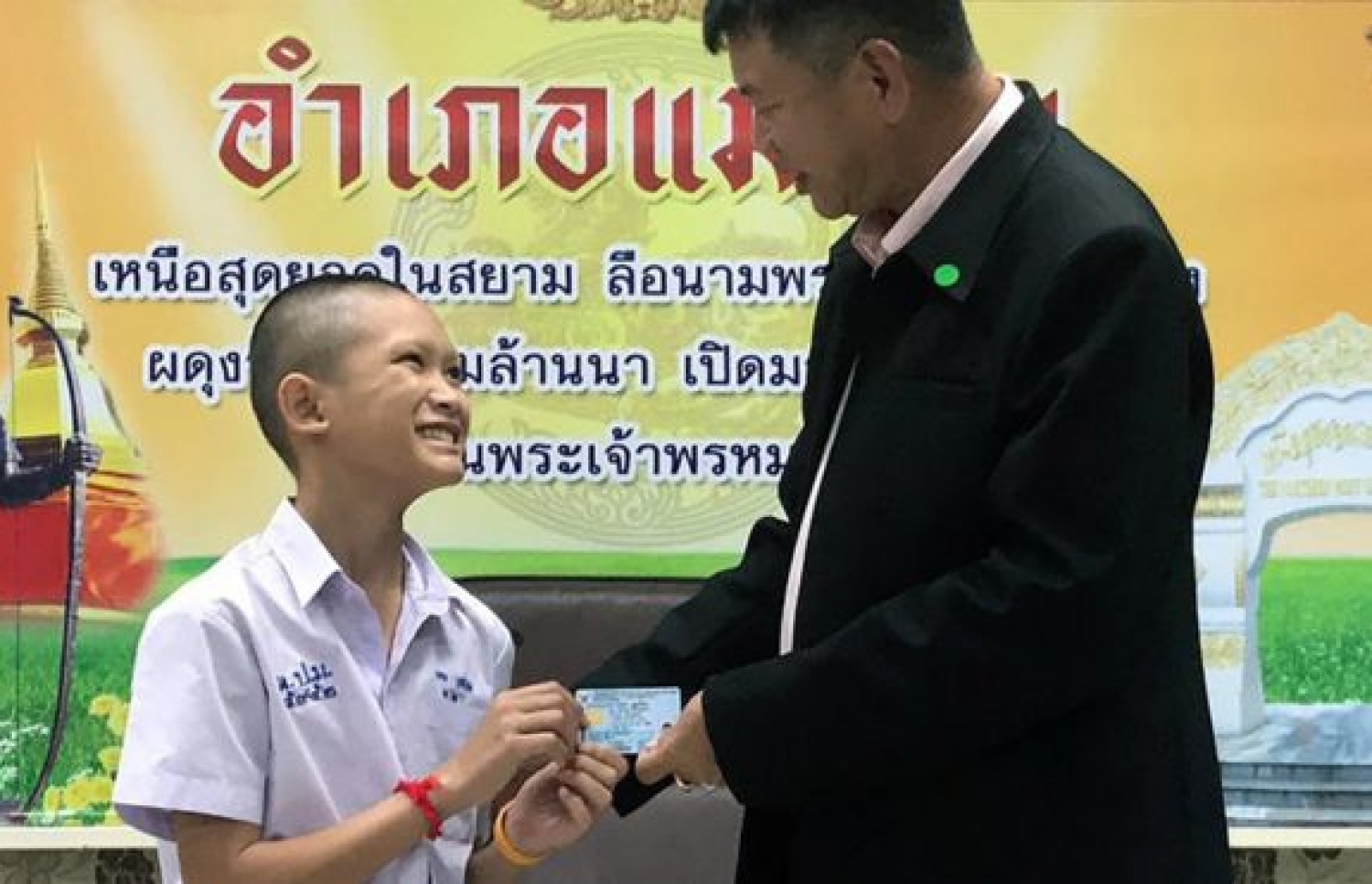 ތައިލެންޑުގެ ހޮހަޅަ އިން ސަލާމަތް ކުރި ފުޓުބޯޅަ ޓީމުގެ ކޯޗަށް ރަށްވެހިކަމުގެ ކާޑު ހަވާލު ކުރަނީ. --ފޮޓޯ:އީޕީއޭ