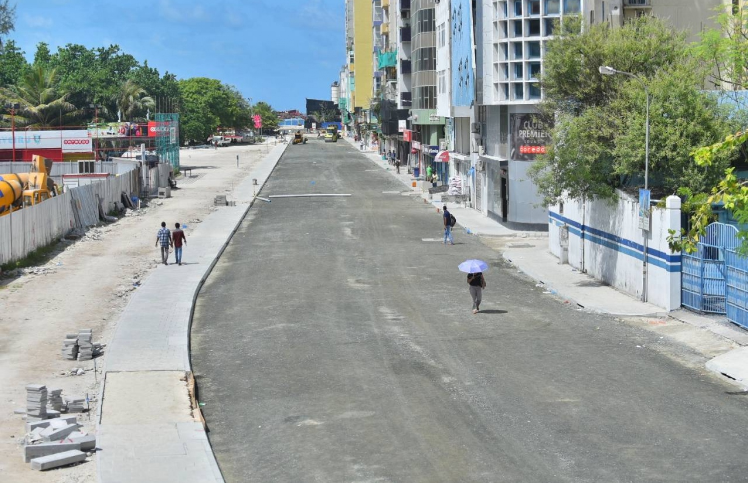 ބޮޑުތަކުރުފާނު މަގުގައި ތާރު އެޅުމުގެ މަސައްކަތް ކުރަނީ: .-- ފޮޓޯ: ހުސެއިން ވަހީދު/ މިހާރު