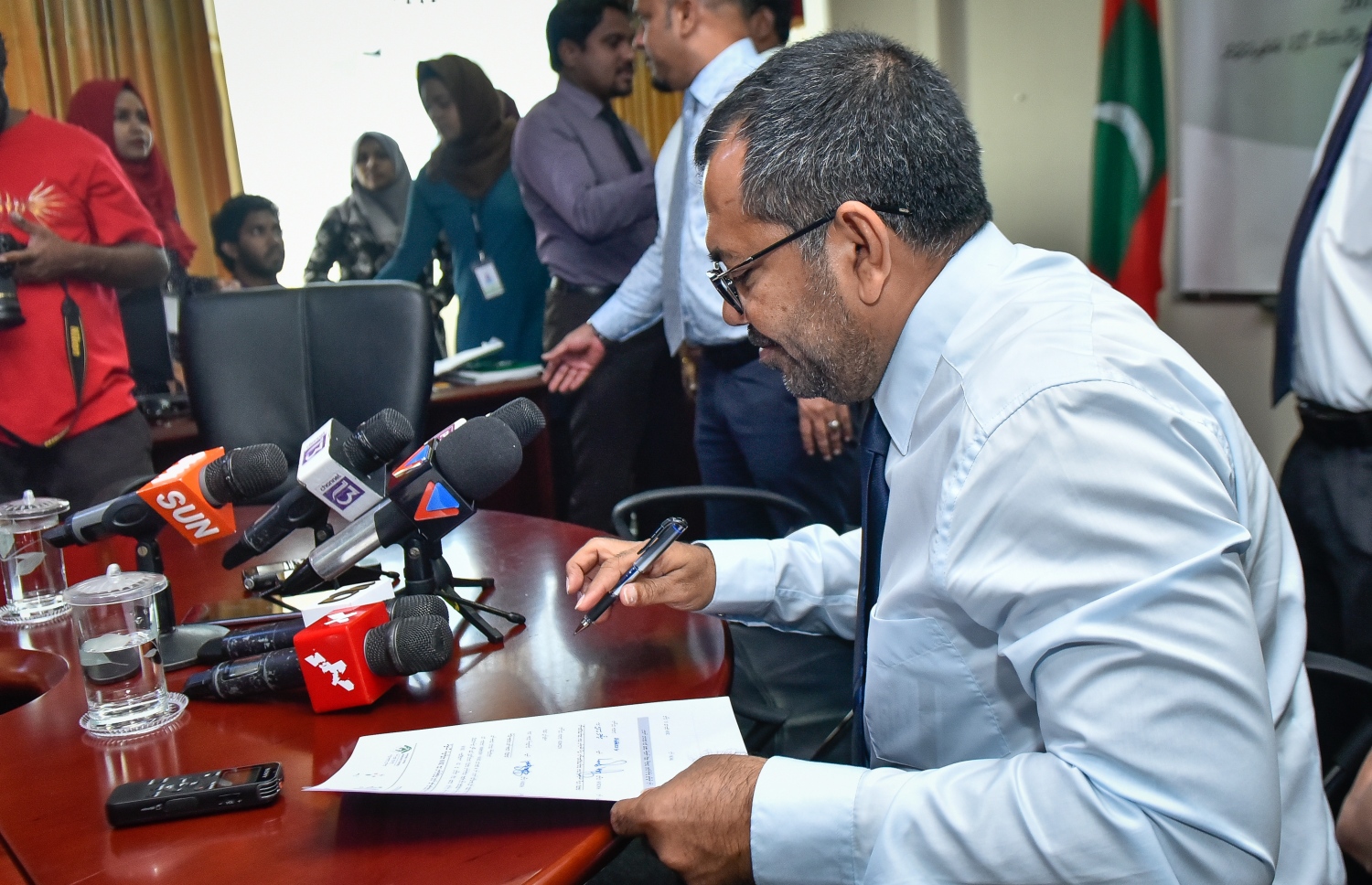 ރައީސް ޔާމީންގެ ކެންޑިޑެސީ ފޯމް ހުށަހެޅުއްވުމަށް ބޭއްވި ރަސްމިއްޔާތުގައި ޒަމީރު ބައިވެރިވެވަޑައިގަންނަވަނީ. - ފޮޓޯ: ނިޝާން އަލީ/ މިހާރު