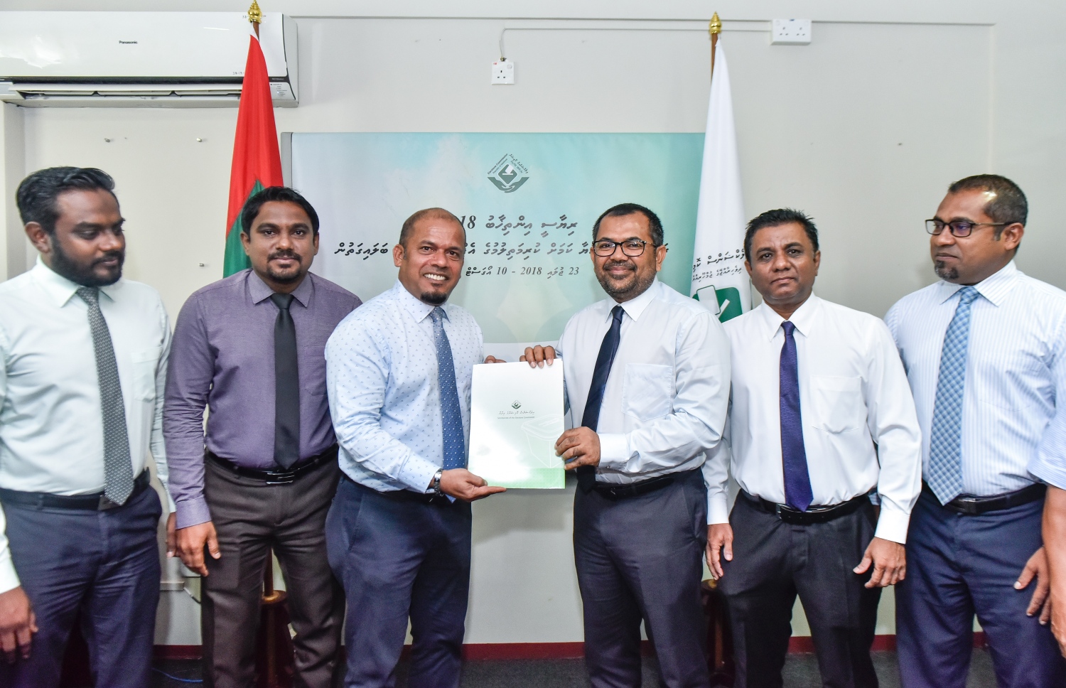 ރިޔާސީ އިންތިޚާބުގައި ވާދަކުރެއްވުމަށް ރައީސް ޔާމީންގެ ކެންޑިޑެސީ ފޯމް، ޓޫރިޒަމް މިނިސްޓަރު ޒަމީރު، (ކ-2) އިލެކްޝަންސް ކޮމިޝަންގެ ރައީސް ޝަރީފާ މިއަދު ހަވާލު ކުރައްވަނީ. - ފޮޓޯ: ނިޝާން އަލީ/ މިހާރު