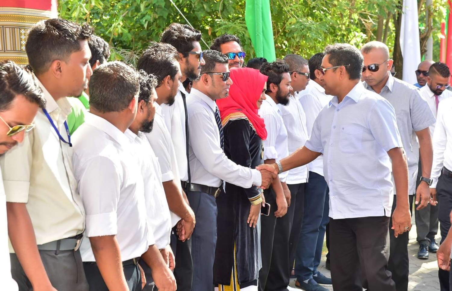 ރައީސް ޔާމީން މިއަދު ކޫއްޑު އަށް ވަޑައިގަތުމުން އެމަނިކުފާނަށް މަރުހަބާ ކިޔުމަށް ދިޔަ މީހުންނާ ސަލާމް ކުރައްވަނީ.---ފޮޓޯ: ރައީސް އޮފީސް