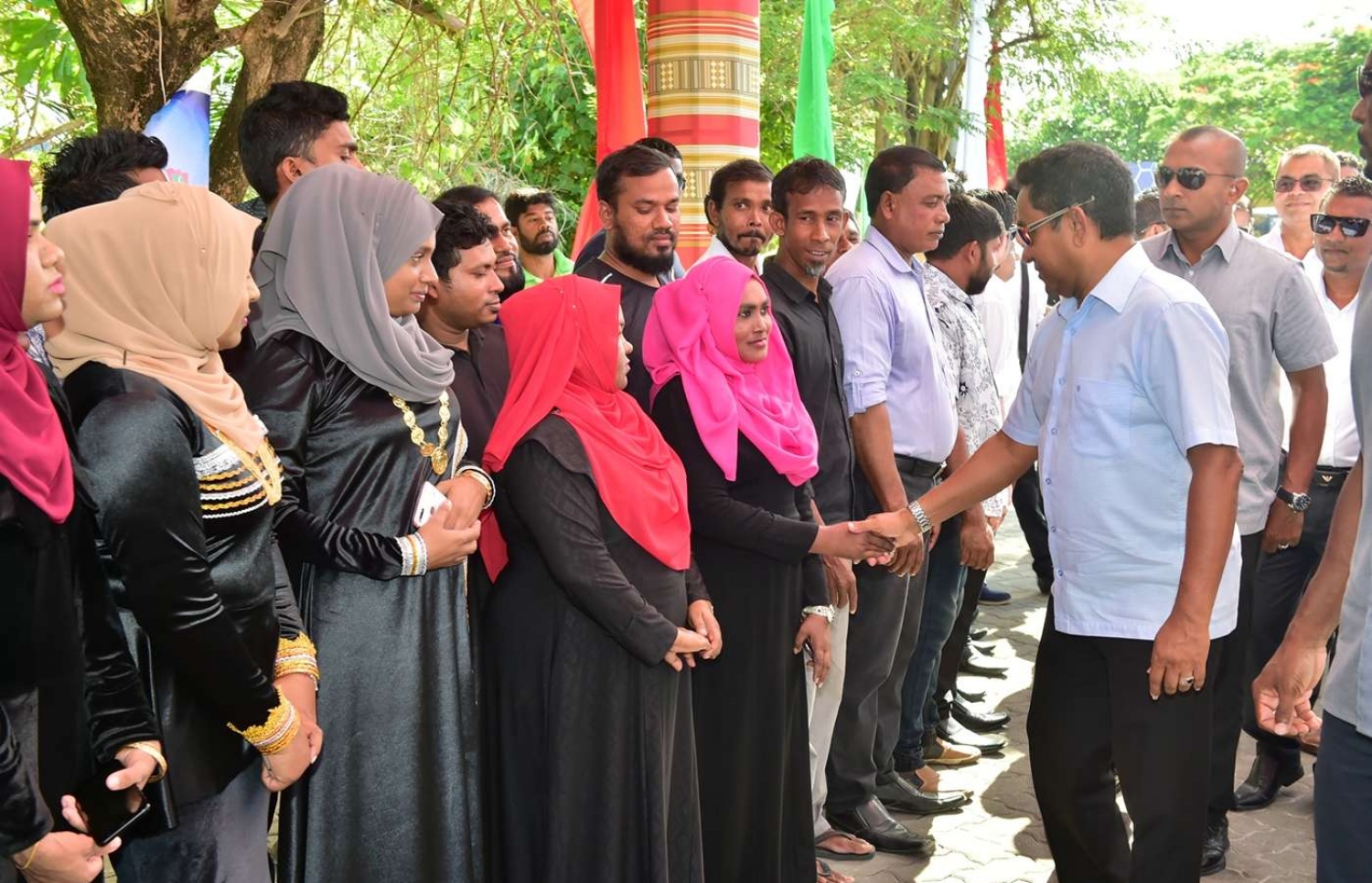 ރައީސް ޔާމީން މިއަދު ކޫއްޑު އަށް ވަޑައިގަތުމުން އެމަނިކުފާނަށް މަރުހަބާ ކިޔުމަށް ދިޔަ މީހުންނާ ސަލާމް ކުރައްވަނީ.---ފޮޓޯ: ރައީސް އޮފީސް