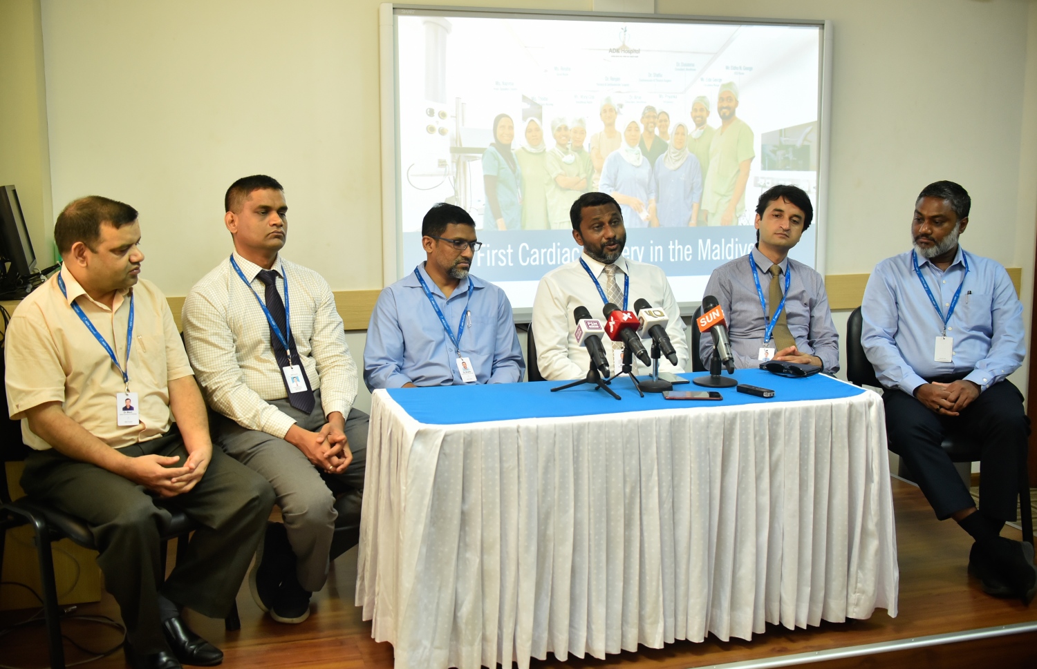 އޭޑީކޭން ބޭއްވި ނޫސްވެރިންގެ ބައްދަލުވުމެއްގައި އެ ތަނުގެ ކާޑިއޮލޮޖީ ޑިޕާޓްމެންޓްގެ ބައެއް ޑޮކްޓަރުންނާއި ހޮސްޕިޓަލުގެ ބައެއް ވެރިން ބައިވެރިވެ ވަޑައިގަންނަވަނީ-- މިހާރު ފޮޓޯ: އަހުމަދު ނިޝާތު