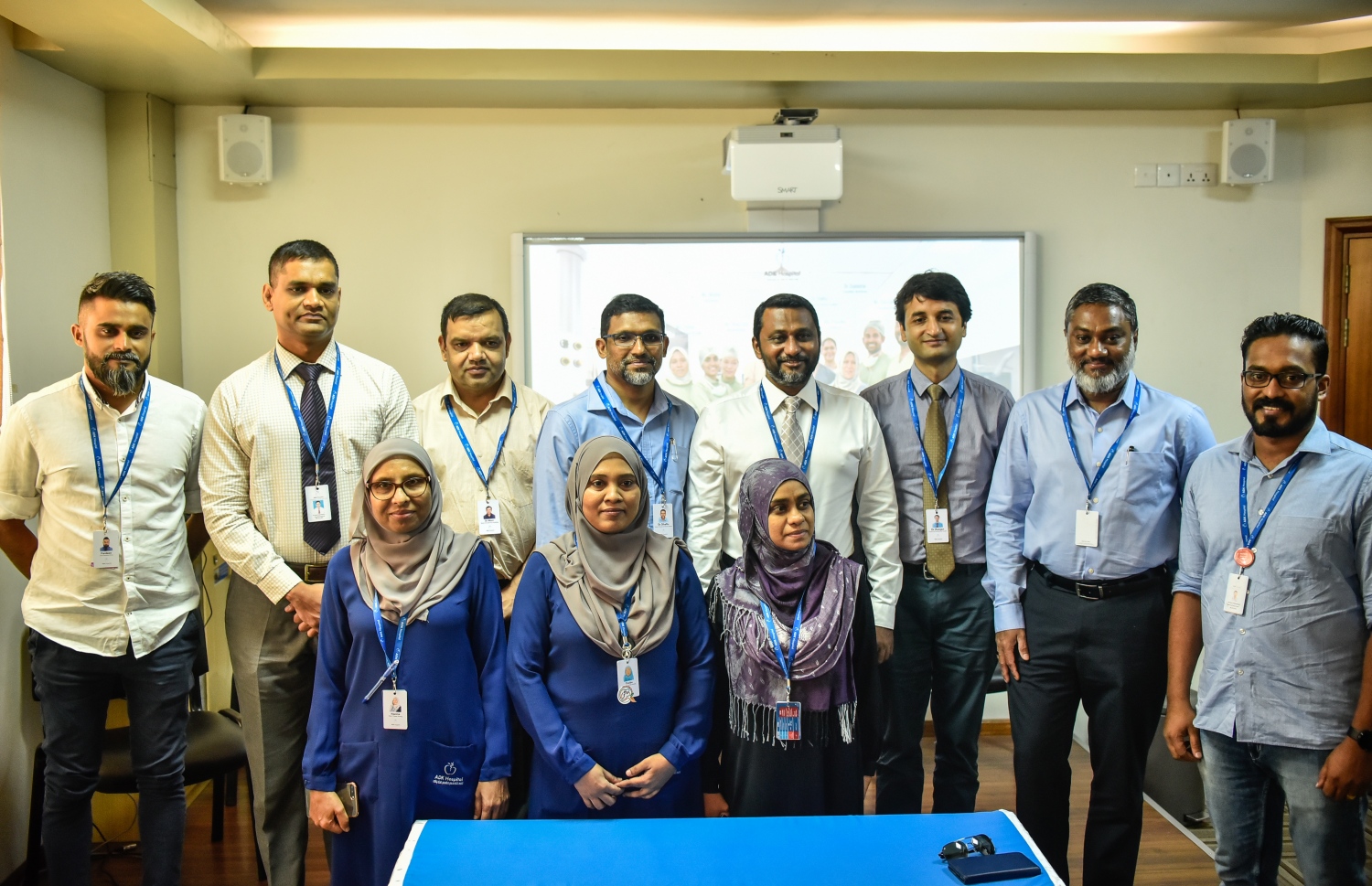 އޭޑީކޭން މިއަދު ބޭއްވި ނޫސްވެރިންގެ ބައްދަލުވުމަށް ފަހު، އެ ތަނުގެ ކާޑިއޮލޮޖީ ޑިޕާޓްމެންޓްގެ ބައެއް މުވައްޒަފުންނާއި ވެރިން ފޮޓޯއަކަށް ހުއްޓިވަޑައިގެން-- މިހާރު ފޮޓޯ: އަހުމަދު ނިޝާތު