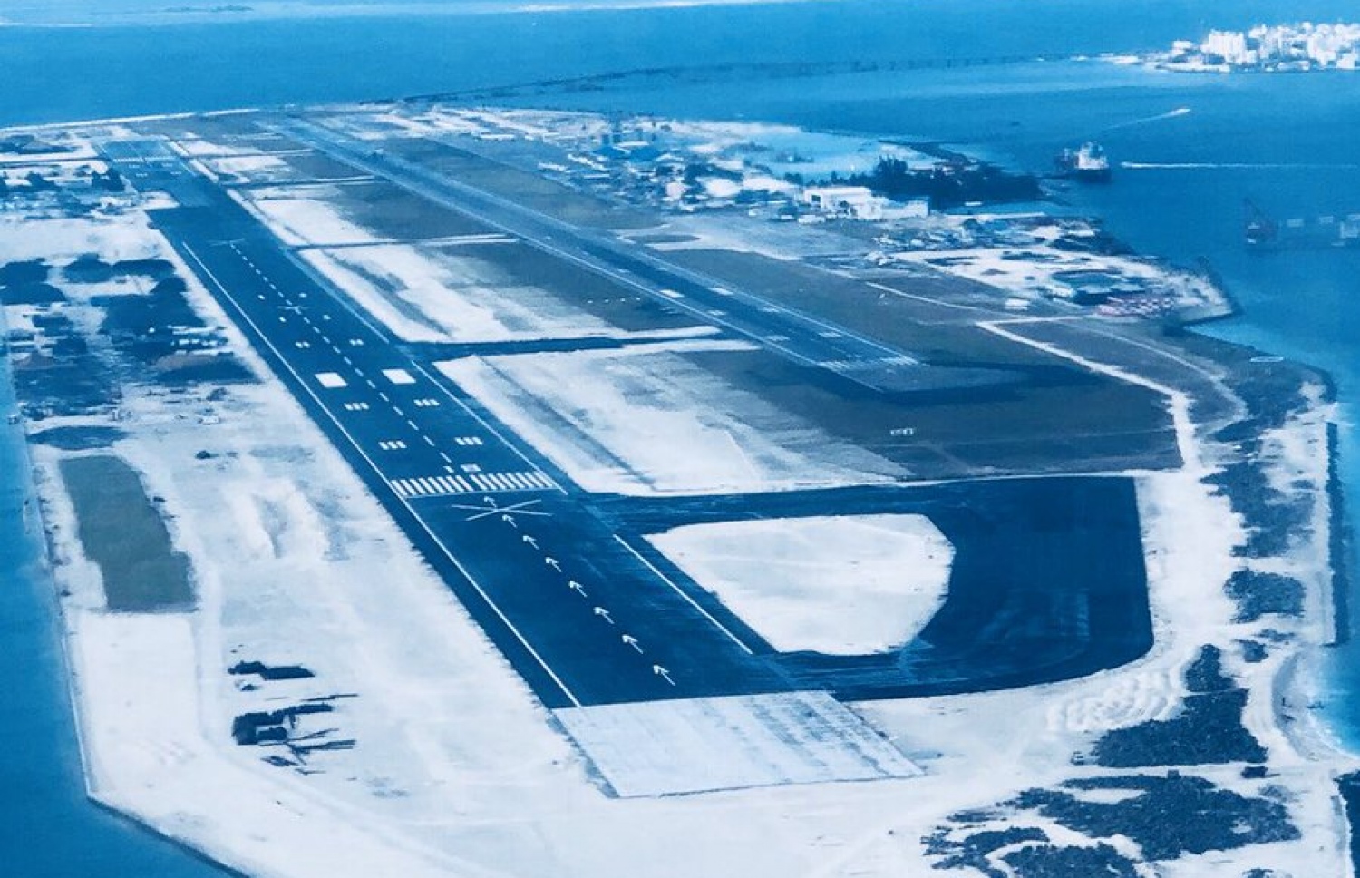 ވެލާނާ އިންޓަނޭޝަނަލް އެއާޕޯޓުގައި އަލަށް ހެދި ރަންވޭ އާއި މިހާރު ބޭނުން ކުރަމުން އަންނަ ރަންވޭ.