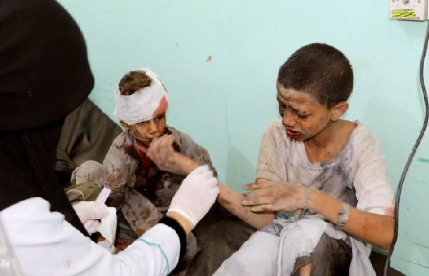 ވައިގެ ހަމަލާގައި ޒަޚަމްވި ދެ ކުއްޖަކަށް ދެނީ. --ފޮޓޯ:ރޮއިޓާސް