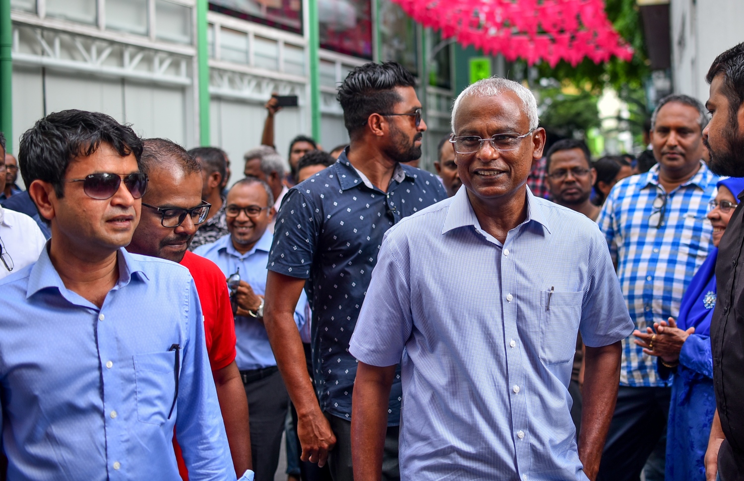 މާލެ: އޮގަސްޓް 10، 2018- އިދިކޮޅު ކޯލިޝަނުން ބޭއްވި މުޒާހަރާއެއްގައި ދެއްކި ވާހަކަތަކެއް ބްރޯޑްކާސްޓް ކުރުމުން ދެ މިލިއަން ރުފިޔާއިން ޖޫރިމަނާ ކޮށްފައިވާ ރާއްޖެ ޓީވީ އަށް އެ ފައިސާ ހޯދައިދޭން "އަބުރުފުޅު ފަންޑު" ގެ ނަމުގައި ފޮއްޓެއް ހުޅުވުން އިފްތިތާހު ކޮށްދެއްވުމަށް، އިދިކޮޅު ރިޔާސީ ކެންޑިޑޭޓް އިބްރާހިމް މުހައްމަދު ސޯލިހް (އިބޫ) އެ ސްޓޭޝަންގެ އިސްވެރިންނާ އެކު ވަޑައިގަންނަވަނީ.---ފޮޓޯ: އަހުމަދު ނިޝާތު/މިހާރު