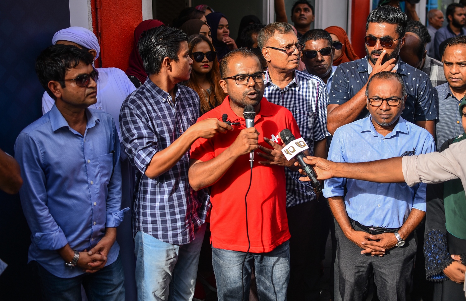 މާލެ: އޮގަސްޓް 10، 2018- އިދިކޮޅު ކޯލިޝަނުން ބޭއްވި މުޒާހަރާއެއްގައި ދެއްކި ވާހަކަތަކެއް ރާއްޖެ ޓީވީން ބްރޯޑްކާސްޓް ކުރި މައްސަލާގައި އެ ސްޓޭޝަން ދެ މިލިއަން ރުފިޔާ އިން ޖޫރިމަނާ ކުރުމާ ގުޅިގެން، އެ ފައިސާ ހޯދުމަށްޓަކައި ފަންޑު ފޮށި ހުޅުވުމަށް ބޭއްވި ރަސްމިއްޔާތުގައި ރާއްޖެ ޓީވީގެ ސީއޯއޯ ހުސައިން ފިޔާޒް މޫސާ ވާހަކަ ދައްކަވަނީ: މިއީ ބްރޯޑްކާސްޓިން ކޮމިޝަނުން ރާއްޖެ ޓީވީ ޖޫރިމަނާ ކުރި ފަސް ވަނަ ފަހަރު.---ފޮޓޯ: އަހުމަދު ނިޝާތު/މިހާރު