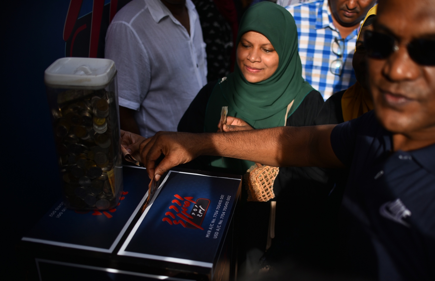 މާލެ: އޮގަސްޓް 10، 2018- އިދިކޮޅު ކޯލިޝަނުން ބޭއްވި މުޒާހަރާއެއްގައި ދެއްކި ވާހަކަތަކެއް ބްރޯޑްކާސްޓް ކުރުމުން ދެ މިލިއަން ރުފިޔާއިން ޖޫރިމަނާ ކޮށްފައިވާ ރާއްޖެ ޓީވީ އަށް އެ ފައިސާ ހޯދައިދޭން "އަބުރުފުޅު ފަންޑު" ގެ ނަމުގައި ހުޅުވި ފޮއްޓަށް މަކުނުދޫ ދާއިރާގެ އަދާލަތު ޕާޓީގެ މެމްބަރު އަނާރާ ނައީމާއި ނޮޅިވަރަމް ދާއިރާގެ މެމްބަރު ހުސައިން އަރީފް ފައިސާގެ އެހީއެއް ވެ ދެއްވަނީ.---ފޮޓޯ: އަހުމަދު ނިޝާތު/މިހާރު