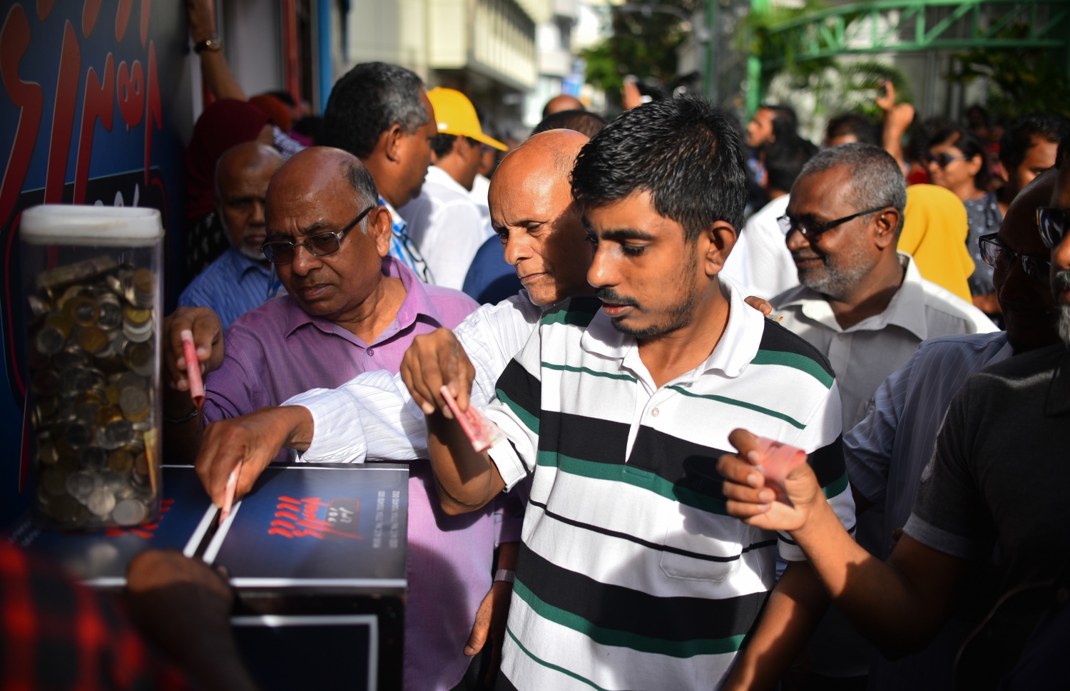 މާލެ: އޮގަސްޓް 10، 2018- އިދިކޮޅު ކޯލިޝަނުން ބޭއްވި މުޒާހަރާއެއްގައި ދެއްކި ވާހަކަތަކެއް ބްރޯޑްކާސްޓް ކުރުމުން ދެ މިލިއަން ރުފިޔާއިން ޖޫރިމަނާ ކޮށްފައިވާ ރާއްޖެ ޓީވީ އަށް އެ ފައިސާ ހޯދައިދޭން "އަބުރުފުޅު ފަންޑު" ގެ ނަމުގައި ހުޅުވި ފޮއްޓަށް އާންމުން ފައިސާގެ އެހީވަނީ.---ފޮޓޯ: އަހުމަދު ނިޝާތު/މިހާރު