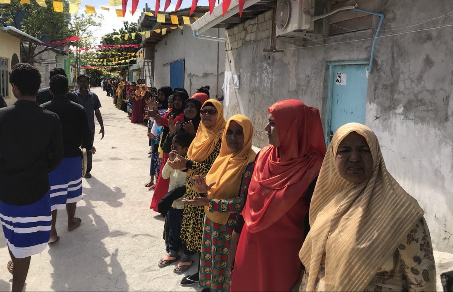 އިބޫގެ ރަނިންމޭޓް ފައިސަލަށް ހިންނަވަރުން މަރުހަބާ ކިޔުމަށް މިއަދު އެއްވި ބައެއް މީހުން އޭނާގެ އިންތިޒާރުގައި ސަފަކަށް އެތުރިލައިގެން.