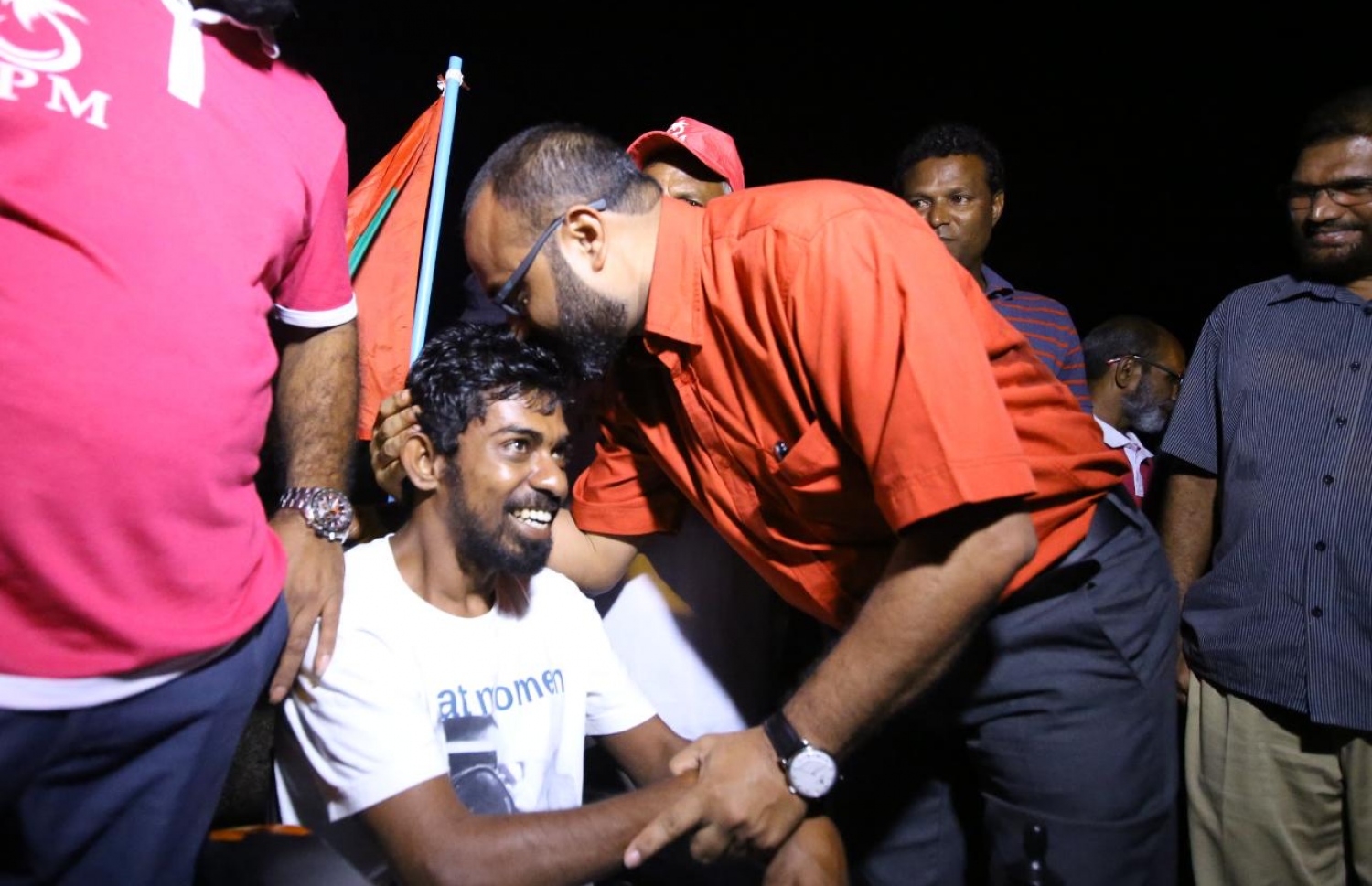 ޝަހީމަށް މަރުހަބާ ކިޔުމަށް ފުވައްމުލަކު އެއާޕޯޓަށް ރޭ ދިޔަ، ޚާއްސަ އެހީއަށް ބޭނުންވާ މީހަކާ ޝަހީމް ސަލާމް ކުރައްވައި ބޮލަށް ބޮސް ދެއްވަނީ.