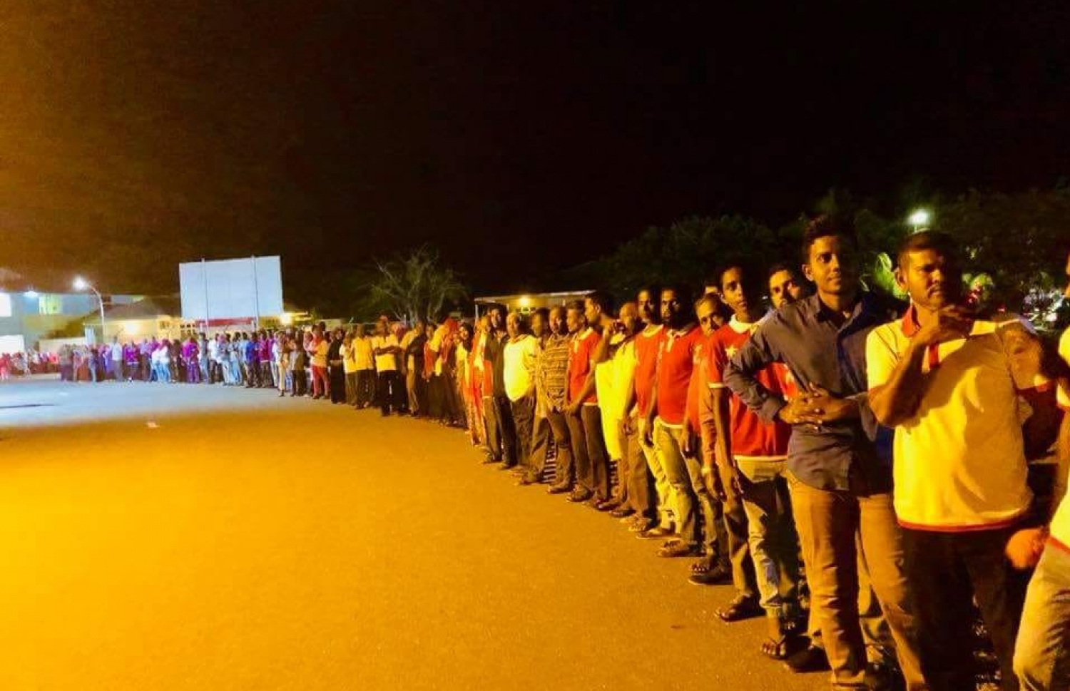 ޝަހީމަށް މަރުހަބާ ކިޔުމަށް ފުވައްމުލަކު އެއާޕޯޓަށް ރޭ ދިޔަ ބައެއް މީހުން ސަފަކަށް އެތުރިލައިގެން: ޝަހީމް ވިދާޅުވީ، އޭނާގެ ސިޔާސީ ހަޔާތުގައި ދޮޅުގަޑިއިރު ވަންދެން ހުއްޓާނުލައި ރޭ ނޫނީ ބަޔަކާ ސަލާމް ނުކުރައްވާ ކަމަށް.