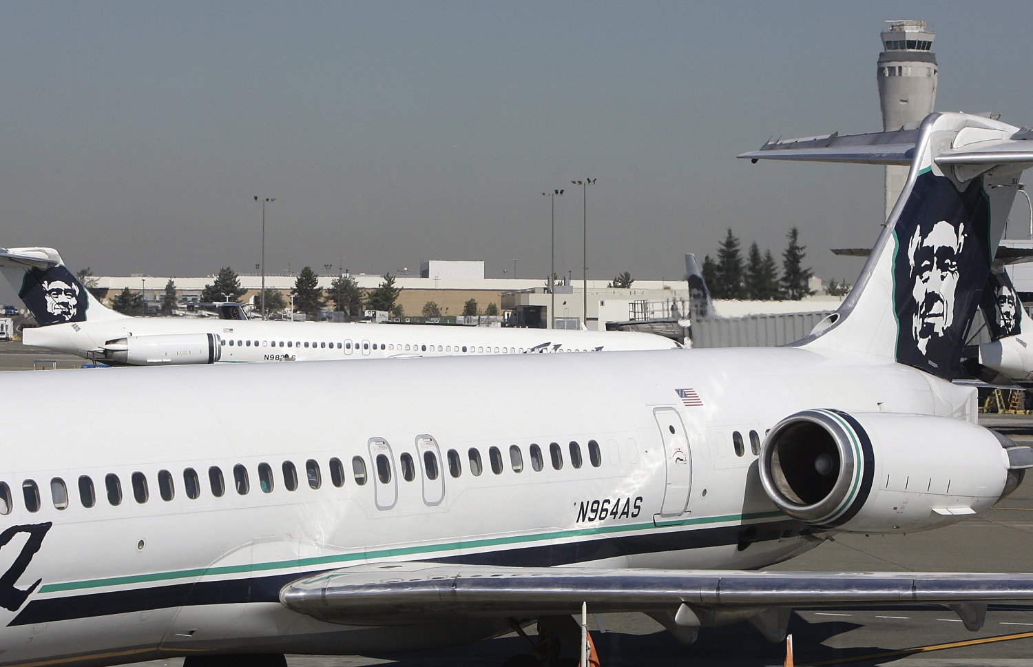 އެލަސްކާ އެއާލައިންސްގެ މަތިންދާ ބޯޓެއް ސިއެޓްލް-ޓެކޮމާ އެއާޕޯޓުގައި. --ފޮޓޯ:އޭއެފްޕީ