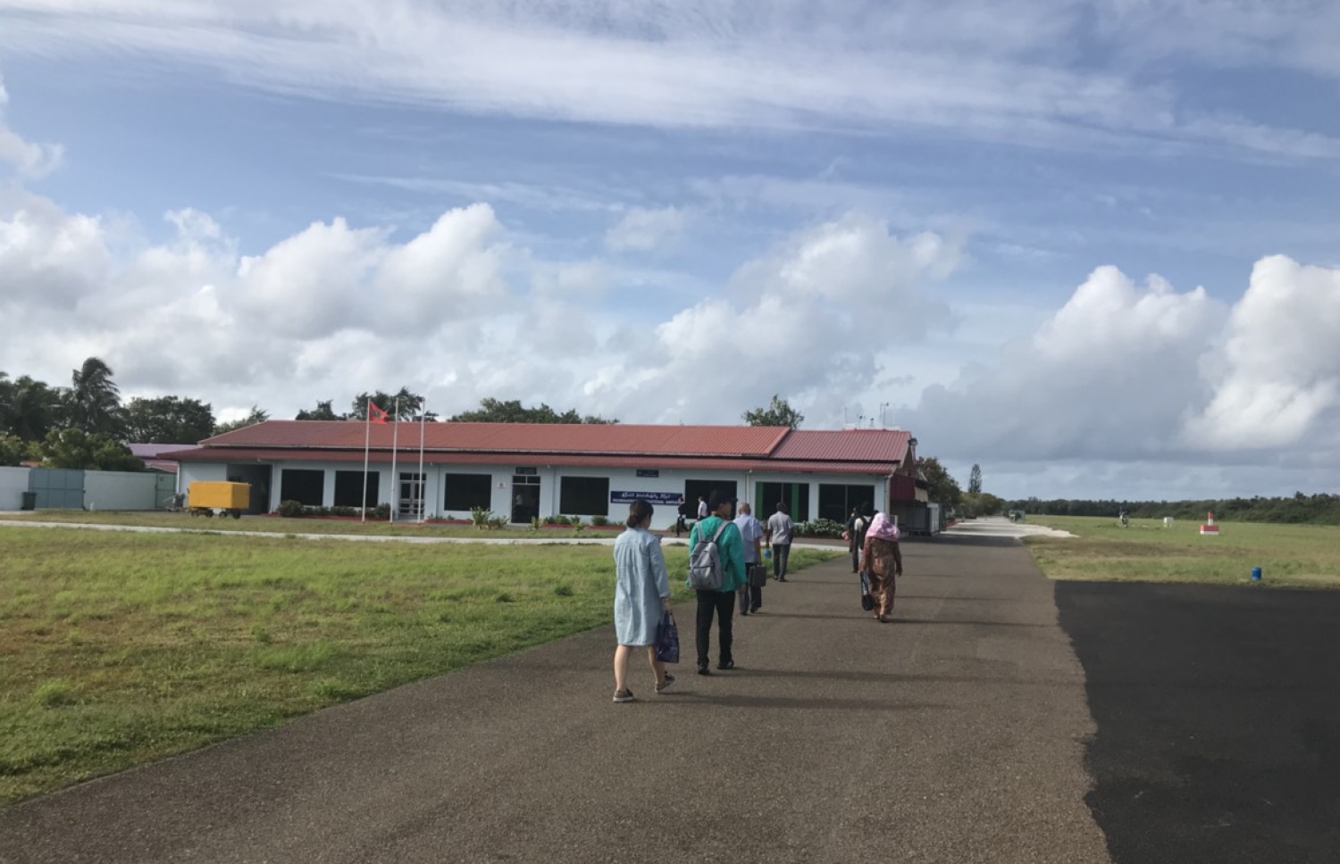 ހދ. ހަނިމާދޫ އެއާޕޯޓަށް ޖެއްސި ބޯޓަކުން ބަޔަކު ފައިބައިގެން ދަނީ