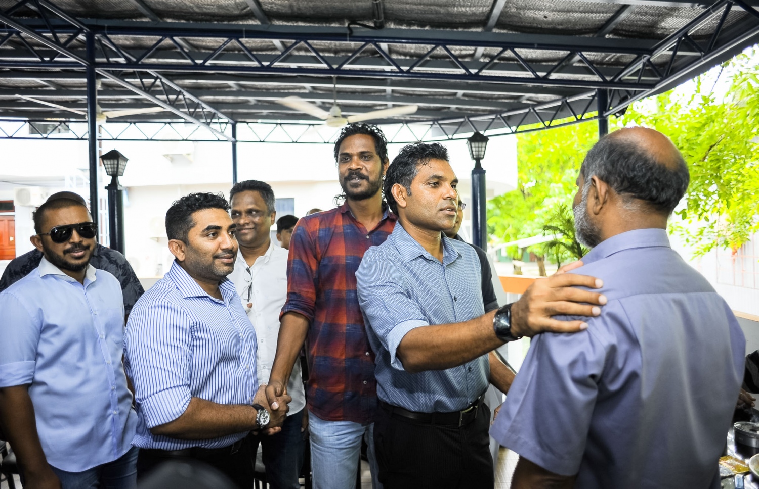 މި އަހަރުގެ ރިޔާސީ އިންތިޚާބުގައި ވާދަކުރައްވާ އިިދކޮޅު ކެންޑިޑޭޓް އިބްރާހިމް މުހައްމަދު ސޯލިހް (އިބޫ) ގެ ރަނިންމޭޓް ފައިސަލް ނަސީމް ވިލިމާލޭގައި ކުރިއަށް ގެންދިޔަ ކެމްޕެއިންގެ ތެރެއިން މީހަކާ ވާހަކަ ދައްކަވަނީ.---ފޮޓޯ: އިބްރާހިމް އަސްއަދު