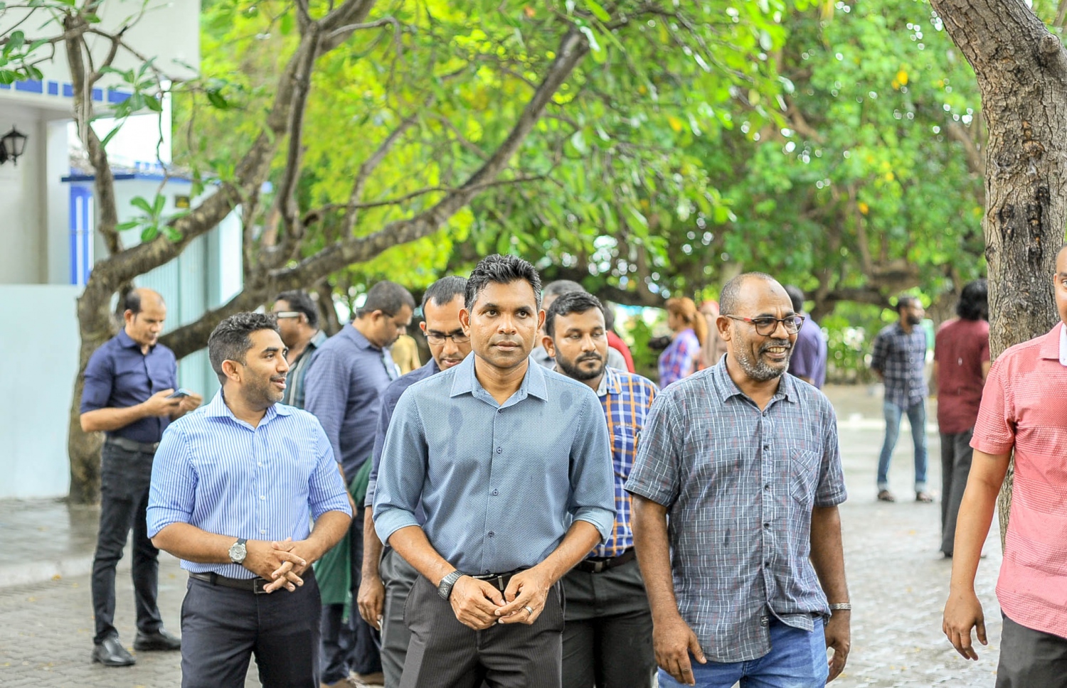 މި އަހަރުގެ ރިޔާސީ އިންތިޚާބުގައި ވާދަކުރައްވާ އިިދކޮޅު ކެންޑިޑޭޓް އިބްރާހިމް މުހައްމަދު ސޯލިހް (އިބޫ) ގެ ރަނިންމޭޓް ފައިސަލް ނަސީމް ވިލިމާލޭގައި ކުރިއަށް ގެންދިޔަ ކެމްޕެއިންގެ ތެރެއިން ހިންގަވާފައި ވަޑައިގަންނަވަނީ.---ފޮޓޯ: އިބްރާހިމް އަސްއަދު