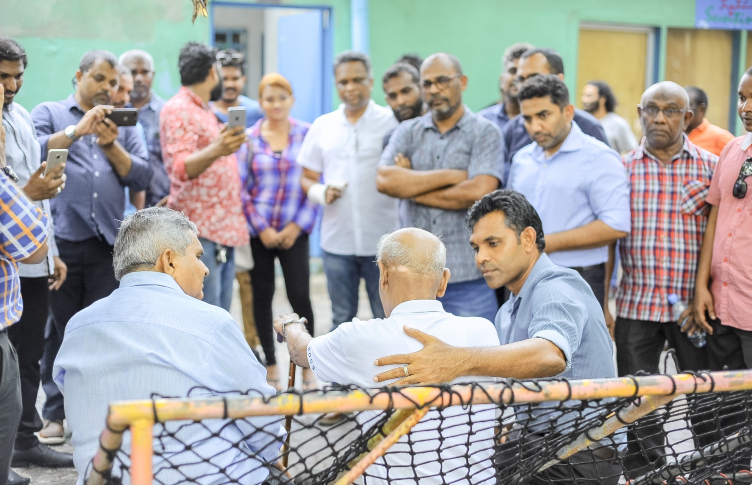 މި އަހަރުގެ ރިޔާސީ އިންތިޚާބުގައި ވާދަކުރައްވާ އިިދކޮޅު ކެންޑިޑޭޓް އިބްރާހިމް މުހައްމަދު ސޯލިހް (އިބޫ) ގެ ރަނިންމޭޓް ފައިސަލް ނަސީމް ވިލިމާލޭގައި ކުރިއަށް ގެންދިޔަ ކެމްޕެއިންގެ ތެރެއިން މީހެއްގެ ހާލު ބައްލަވާލައްވަނީ.---ފޮޓޯ: އިބްރާހިމް އަސްއަދު