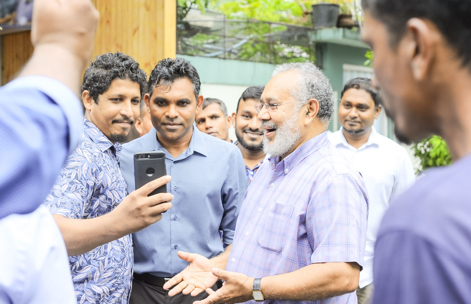 މި އަހަރުގެ ރިޔާސީ އިންތިޚާބުގައި ވާދަކުރައްވާ އިިދކޮޅު ކެންޑިޑޭޓް އިބްރާހިމް މުހައްމަދު ސޯލިހް (އިބޫ) ގެ ރަނިންމޭޓް ފައިސަލް ނަސީމް ވިލިމާލޭގައި ކުރިއަށް ގެންދިޔަ ކެމްޕެއިންގެ ތެރެއިން، އޭނާއާ އެކު މީހަކު ސެލްފީއެއް ނަގަނީ.---ފޮޓޯ: އިބްރާހިމް އަސްއަދު