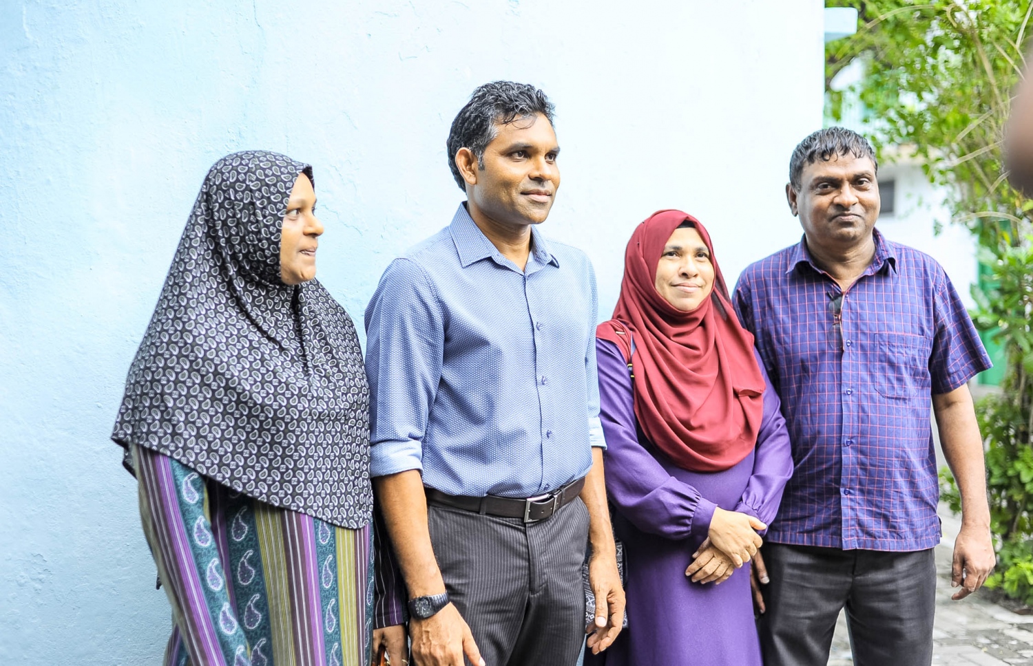 މި އަހަރުގެ ރިޔާސީ އިންތިޚާބުގައި ވާދަކުރައްވާ އިިދކޮޅު ކެންޑިޑޭޓް އިބްރާހިމް މުހައްމަދު ސޯލިހް (އިބޫ) ގެ ރަނިންމޭޓް ފައިސަލް ނަސީމް ވިލިމާލޭގައި ކުރިއަށް ގެންދިޔަ ކެމްޕެއިންގައި ބަޔަކާ އެކު ފޮޓޯއެއް ނަންގަވަނީ.---ފޮޓޯ: އިބްރާހިމް އަސްއަދު