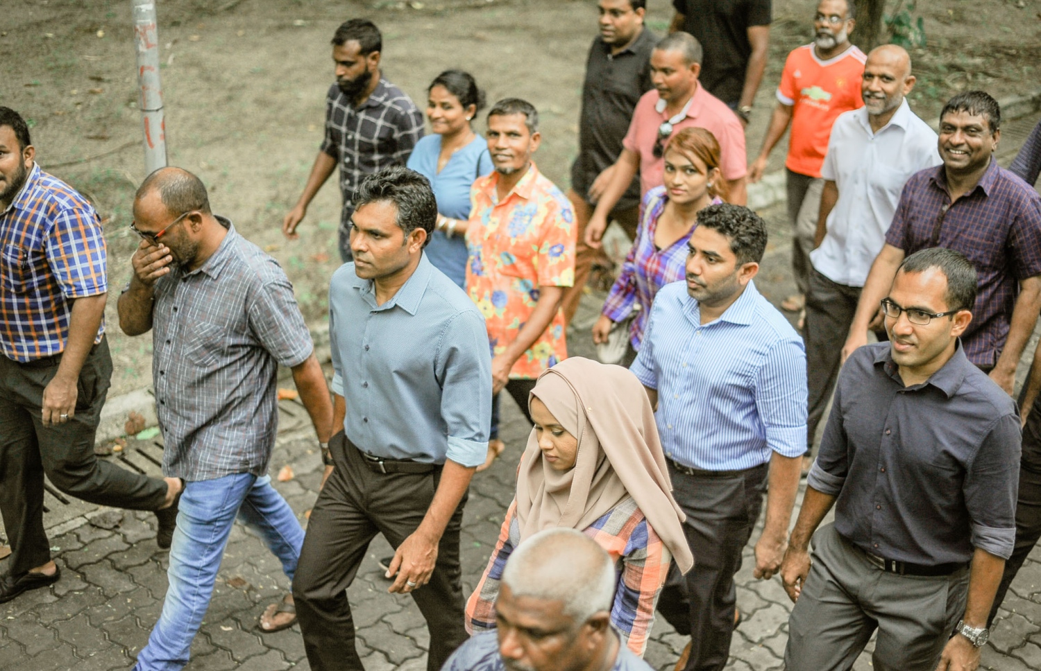 މި އަހަރުގެ ރިޔާސީ އިންތިޚާބުގައި ވާދަކުރައްވާ އިިދކޮޅު ކެންޑިޑޭޓް އިބްރާހިމް މުހައްމަދު ސޯލިހް (އިބޫ) ގެ ރަނިންމޭޓް ފައިސަލް ނަސީމް ހުޅުމާލޭގައި ކުރިއަށް ގެންދިޔަ ކެމްޕެއިންގެ ތެރެއިން ހިންގަވާފައި ވަޑައިގަންނަވަނީ.---ފޮޓޯ: އިބްރާހިމް އަސްއަދު