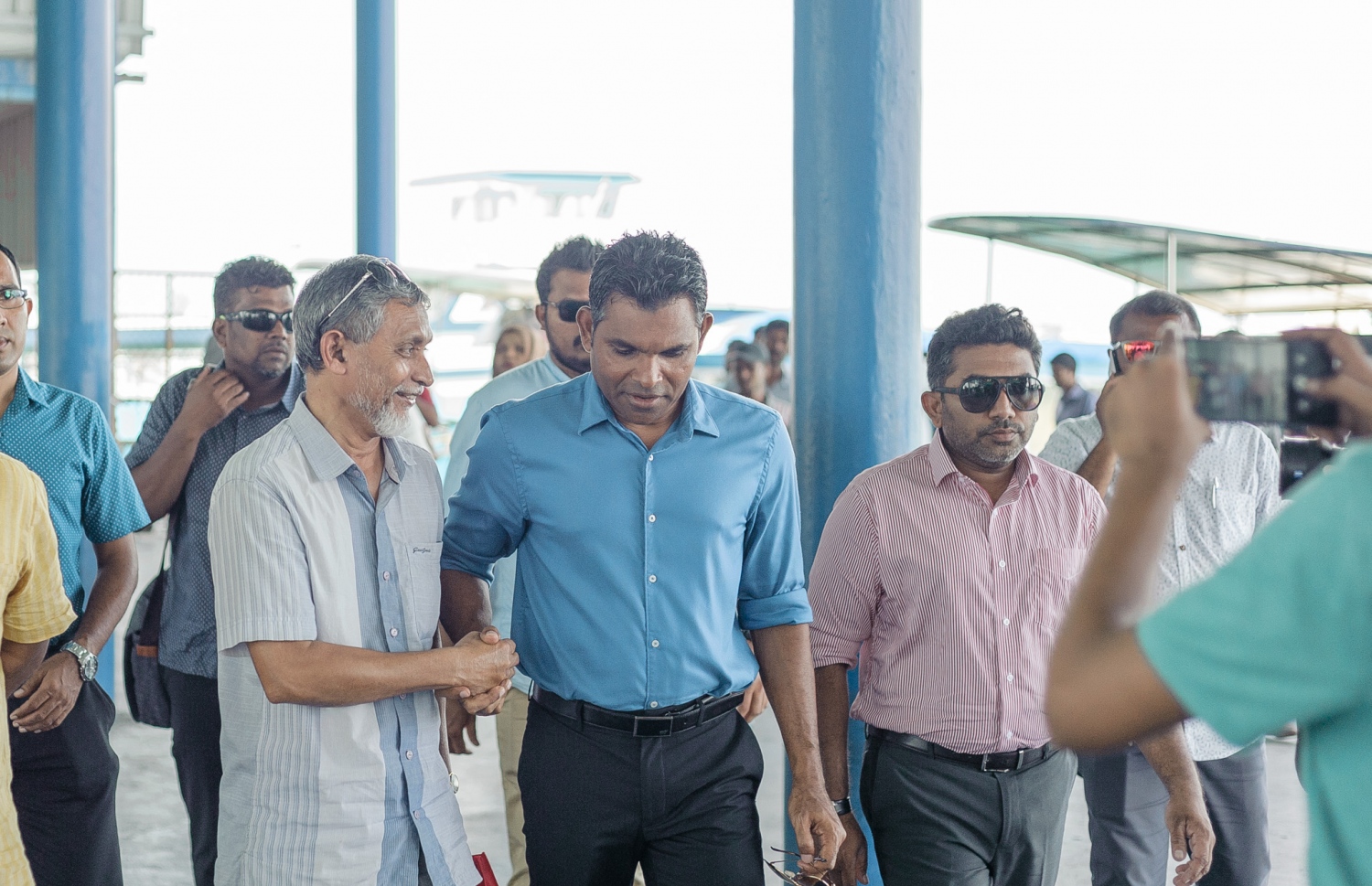 މި އަހަރުގެ ރިޔާސީ އިންތިޚާބުގައި ވާދަކުރައްވާ އިިދކޮޅު ކެންޑިޑޭޓް އިބްރާހިމް މުހައްމަދު ސޯލިހް (އިބޫ) ގެ ރަނިންމޭޓް ފައިސަލް ނަސީމް ހުޅުމާލޭގައި ކުރިއަށް ގެންދިޔަ ކެމްޕެއިންގައި މީހަކާ ސަލާމް ކުރައްވަނީ.---ފޮޓޯ: އިބްރާހިމް އަސްއަދު