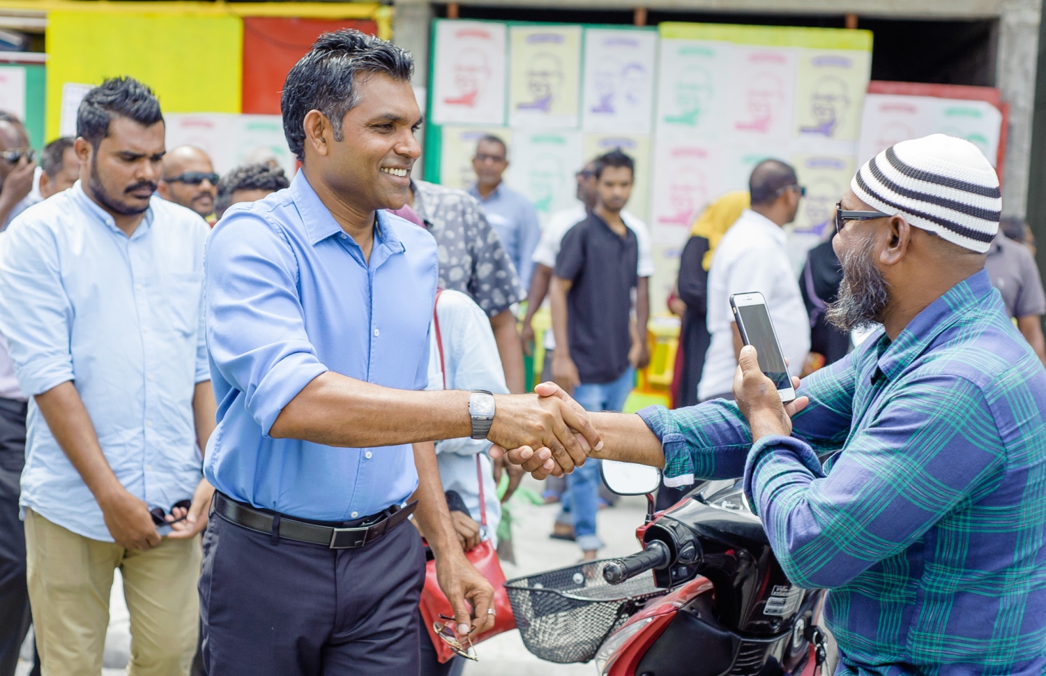 މި އަހަރުގެ ރިޔާސީ އިންތިޚާބުގައި ވާދަކުރައްވާ އިިދކޮޅު ކެންޑިޑޭޓް އިބްރާހިމް މުހައްމަދު ސޯލިހް (އިބޫ) ގެ ރަނިންމޭޓް ފައިސަލް ނަސީމް ހުޅުމާލޭގައި ކުރިއަށް ގެންދިޔަ ކެމްޕެއިންގައި މީހަކާ ސަލާމް ކުރައްވަނީ.---ފޮޓޯ: އިބްރާހިމް އަސްއަދު