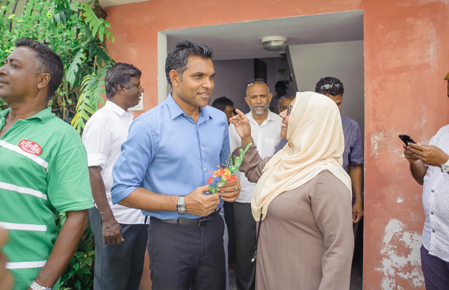 މި އަހަރުގެ ރިޔާސީ އިންތިޚާބުގައި ވާދަކުރައްވާ އިިދކޮޅު ކެންޑިޑޭޓް އިބްރާހިމް މުހައްމަދު ސޯލިހް (އިބޫ) ގެ ރަނިންމޭޓް ފައިސަލް ނަސީމް ހުޅުމާލޭގައި ކުރިއަށް ގެންދިޔަ ކެމްޕެއިންގެ ތެރެއިން މީހަކާ ވާހަކަ ދައްކަވަނީ.---ފޮޓޯ: އިބްރާހިމް އަސްއަދު