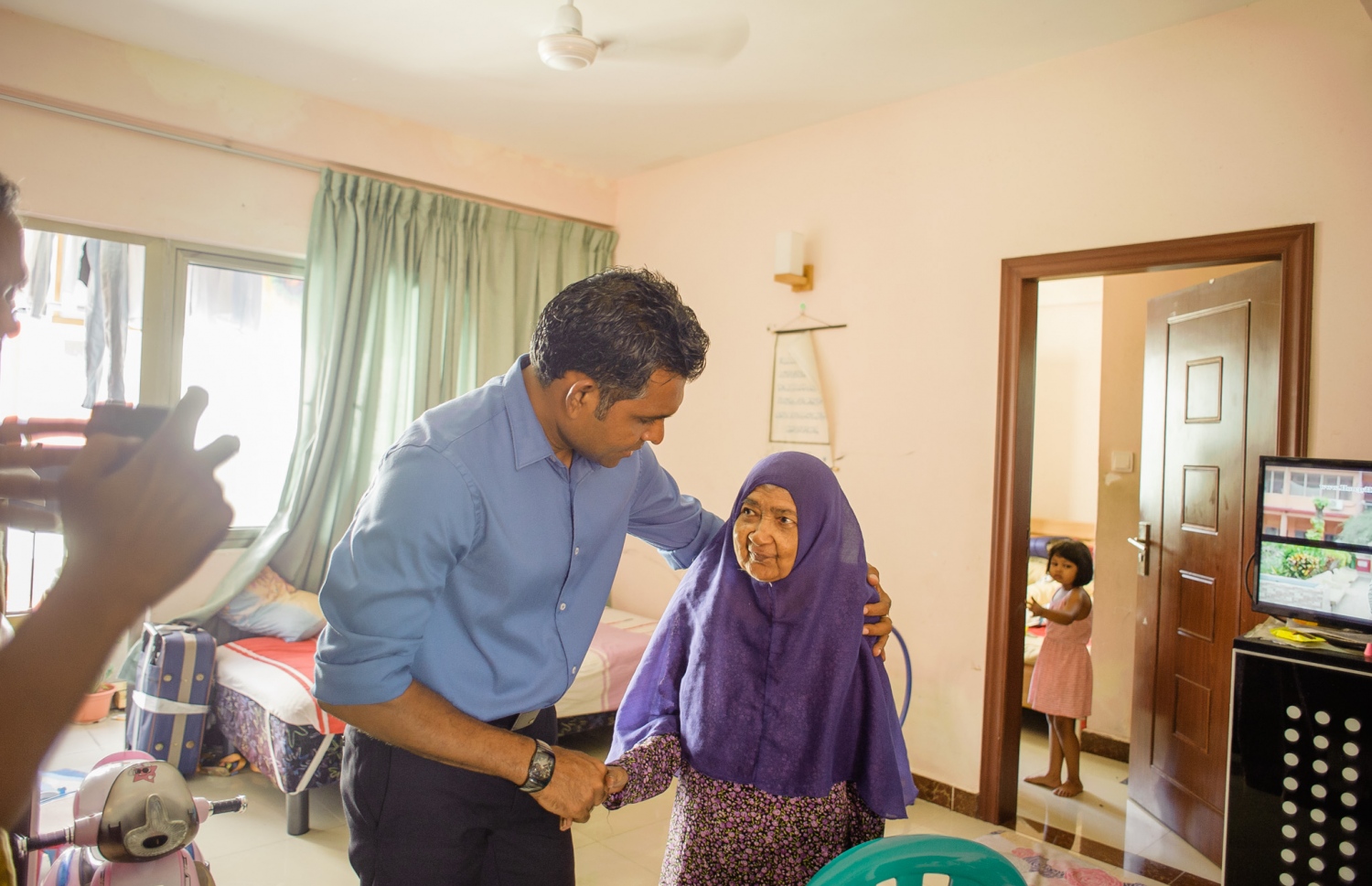 މި އަހަރުގެ ރިޔާސީ އިންތިޚާބުގައި ވާދަކުރައްވާ އިިދކޮޅު ކެންޑިޑޭޓް އިބްރާހިމް މުހައްމަދު ސޯލިހް (އިބޫ) ގެ ރަނިންމޭޓް ފައިސަލް ނަސީމް ހުޅުމާލޭގައި ކުރިއަށް ގެންދިޔަ ކެމްޕެއިންގައި ފްލެޓަކަށް ވަޑައިގެން، އުމުރުން ދުވަސްވީ މީހަކާ ވާހަކަ ދައްކަވަނީ.---ފޮޓޯ: އިބްރާހިމް އަސްއަދު