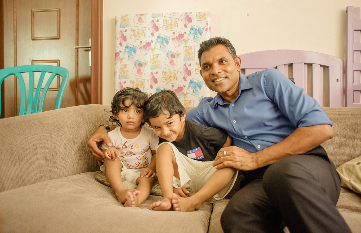 މި އަހަރުގެ ރިޔާސީ އިންތިޚާބުގައި ވާދަކުރައްވާ އިިދކޮޅު ކެންޑިޑޭޓް އިބްރާހިމް މުހައްމަދު ސޯލިހް (އިބޫ) ގެ ރަނިންމޭޓް ފައިސަލް ނަސީމް ހުޅުމާލޭގައި ކުރިއަށް ގެންދިޔަ ކެމްޕެއިންގެ ތެރެއިން ކުޑަކުދިންތަކަކާ އެކު ފޮޓޯއެއް ނަންގަވަނީ.---ފޮޓޯ: އިބްރާހިމް އަސްއަދު