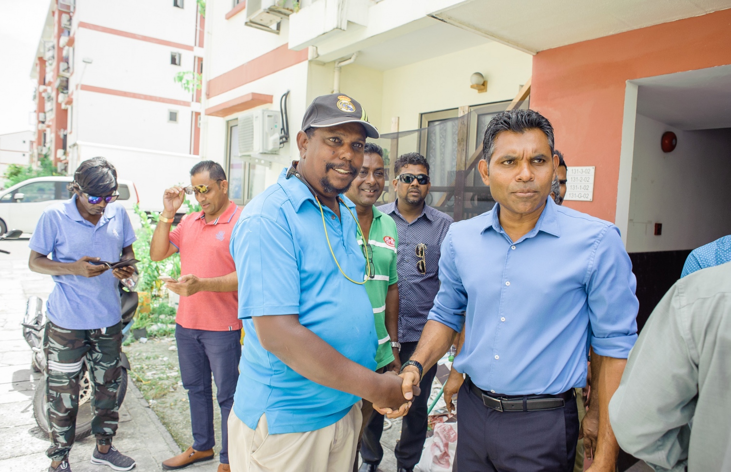 މި އަހަރުގެ ރިޔާސީ އިންތިޚާބުގައި ވާދަކުރައްވާ އިިދކޮޅު ކެންޑިޑޭޓް އިބްރާހިމް މުހައްމަދު ސޯލިހް (އިބޫ) ގެ ރަނިންމޭޓް ފައިސަލް ނަސީމް ހުޅުމާލޭގައި ކުރިއަށް ގެންދިޔަ ކެމްޕެއިންގައި މީހަކާ ސަލާމް ކުރައްވަނީ.---ފޮޓޯ: އިބްރާހިމް އަސްއަދު