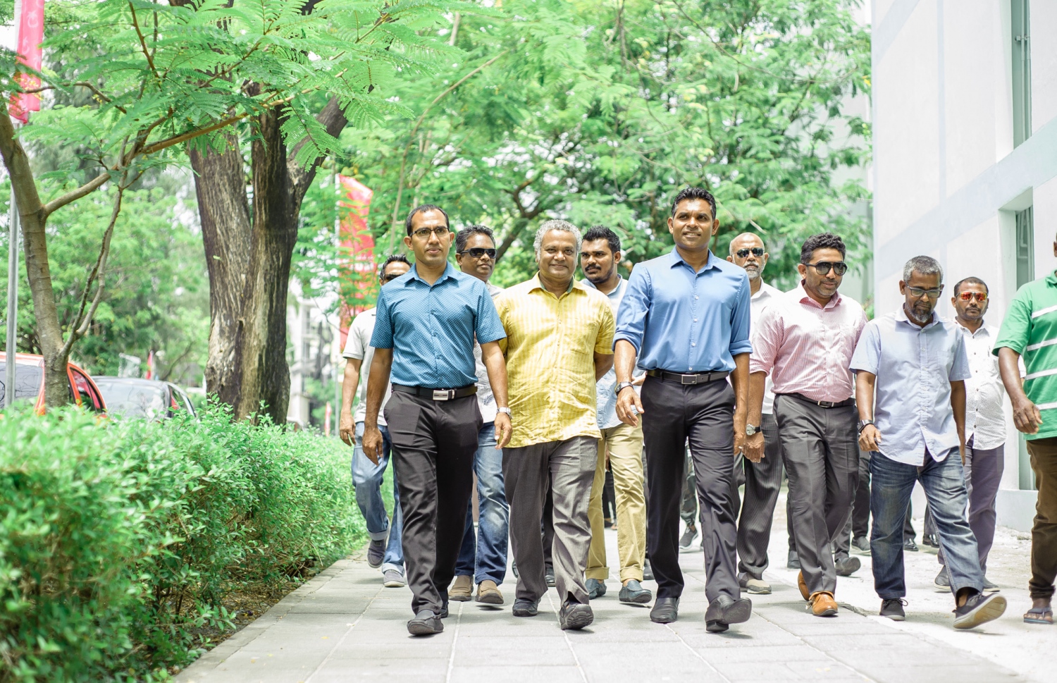 ފައިސަލް ނަސީމް ހުޅުމާލޭގައި ކުރިއަށް ގެންދިޔަ ދޮރުން ދޮރަށް ހިންގެވުމުގެ ހަރަކާތުގައި ފައިސަލްގެ އަރިހުގައި ނިޔާޒް (ކ-2) ހިންގަވާފައި ވަޑައިގަންނަވަނީ. -- ފޮޓޯ: އެމްޑީޕީ މީޑިއާ