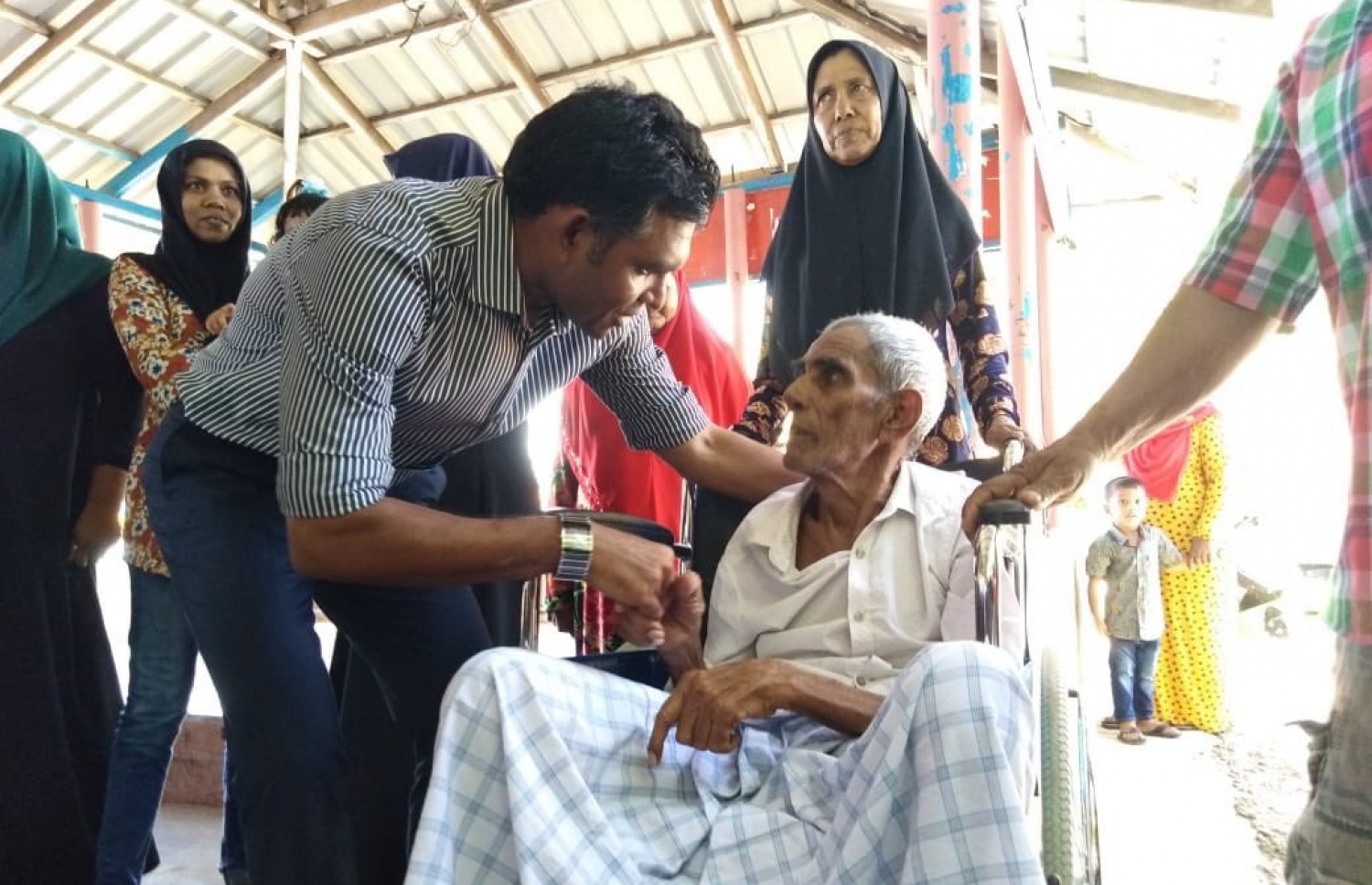 ފައިސަލް މިއަދު ފީއަލީ އަށް ވަޑައިގެން، އުމުރުން ދުވަސްވީ މީހަކާ ސަލާމް ކުރައްވަނީ. - ފޮޓޯ: އެމްޑީޕީ