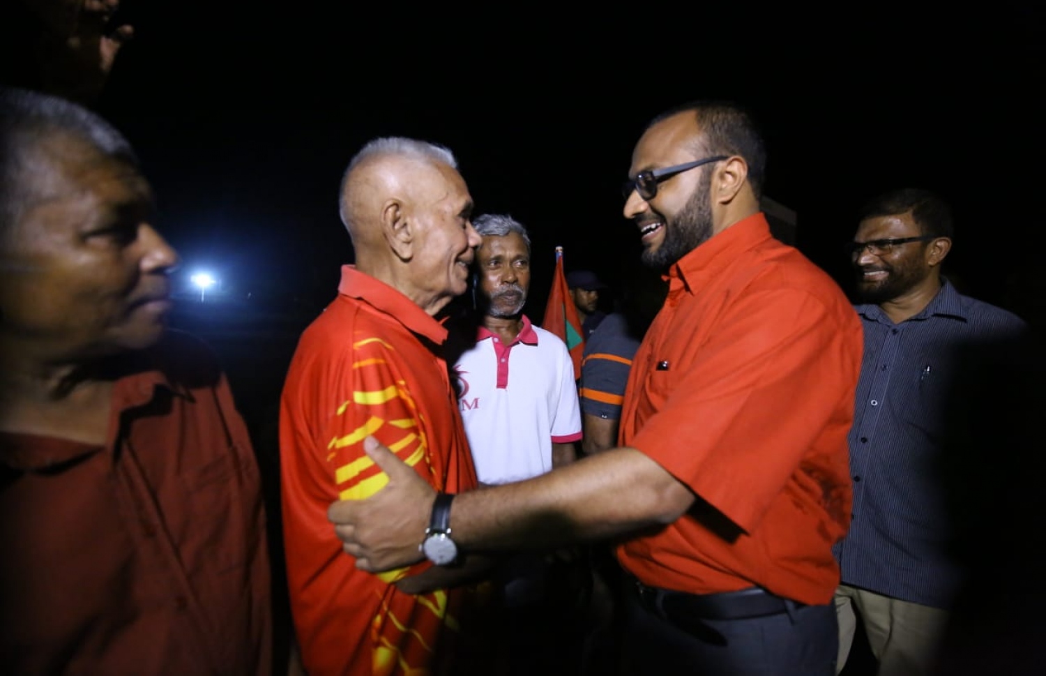 މި އަހަރުގެ ރިޔާސީ އިންތިޚާބުގެ ކެމްޕެއިނަށް، ރައީސް އަބްދުﷲ ޔާމީންގެ ރަނިންމޭޓް ޑރ. މުހައްމަދު ޝަހީމް އަލީ ސައީދު ފުވައްމުލަކަށް ވަޑައިގަތުމުން އޭނާ އަށް މަރުހަބާ ކިޔުމަށް ދިޔަ، ބަޔަކާ ސަލާމް ކުރައްވަނީ.