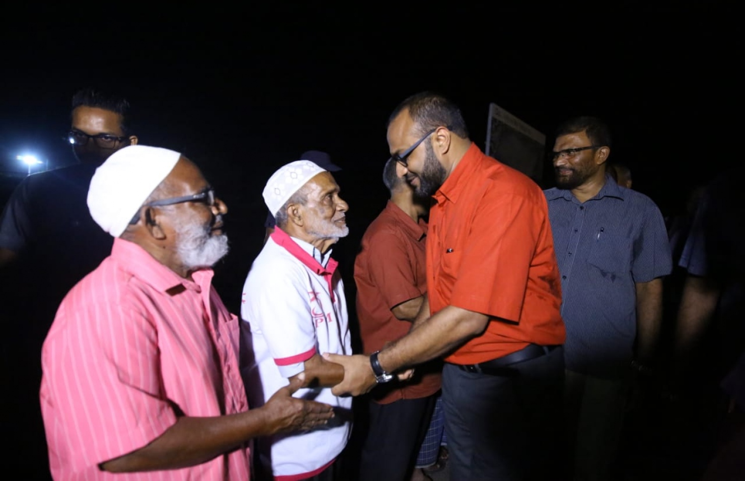 މި އަހަރުގެ ރިޔާސީ އިންތިޚާބުގެ ކެމްޕެއިނަށް، ރައީސް އަބްދުﷲ ޔާމީންގެ ރަނިންމޭޓް ޑރ. މުހައްމަދު ޝަހީމް އަލީ ސައީދު ފުވައްމުލަކަށް ވަޑައިގަތުމުން އޭނާ އަށް މަރުހަބާ ކިޔުމަށް ދިޔަ، ބަޔަކާ ސަލާމް ކުރައްވަނީ.