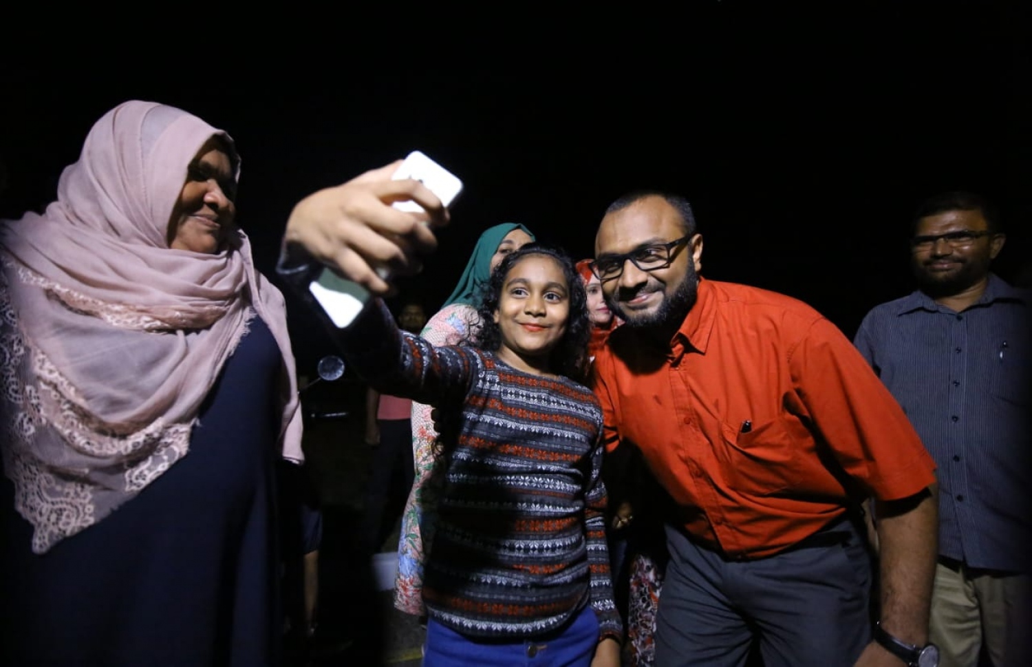 މި އަހަރުގެ ރިޔާސީ އިންތިޚާބުގެ ކެމްޕެއިނަށް، ރައީސް އަބްދުﷲ ޔާމީންގެ ރަނިންމޭޓް ޑރ. މުހައްމަދު ޝަހީމް އަލީ ސައީދު ފުވައްމުލަކަށް ކުރައްވަމުން ގެންދަވާ ދަތުރުގައި، އެ ސިޓީގެ ކުޑަކުއްޖަކާ އެކު ސެލްފީއެއް ނަގަނީ.