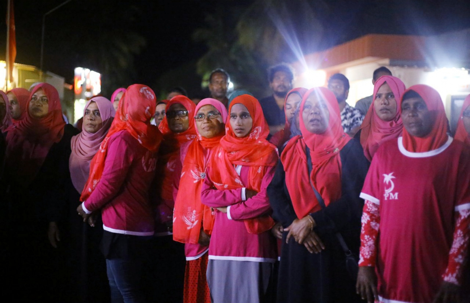 މި އަހަރުގެ ރިޔާސީ އިންތިޚާބުގެ ކެމްޕެއިނަށް، ރައީސް އަބްދުﷲ ޔާމީންގެ ރަނިންމޭޓް ޑރ. މުހައްމަދު ޝަހީމް އަލީ ސައީދު ފުވައްމުލަކަށް ކުރައްވަމުން ގެންދަވާ ދަތުރުގައި، އެ ސިޓީގައި ޕީޕީއެމްގެ އޮފީހެއް ހުޅުއްވައި ދެއްވުމަށް ބޭއްވި ރަސްމިއްޔާތުގައި ބައިވެރިވި ބައެއް މީހުން.