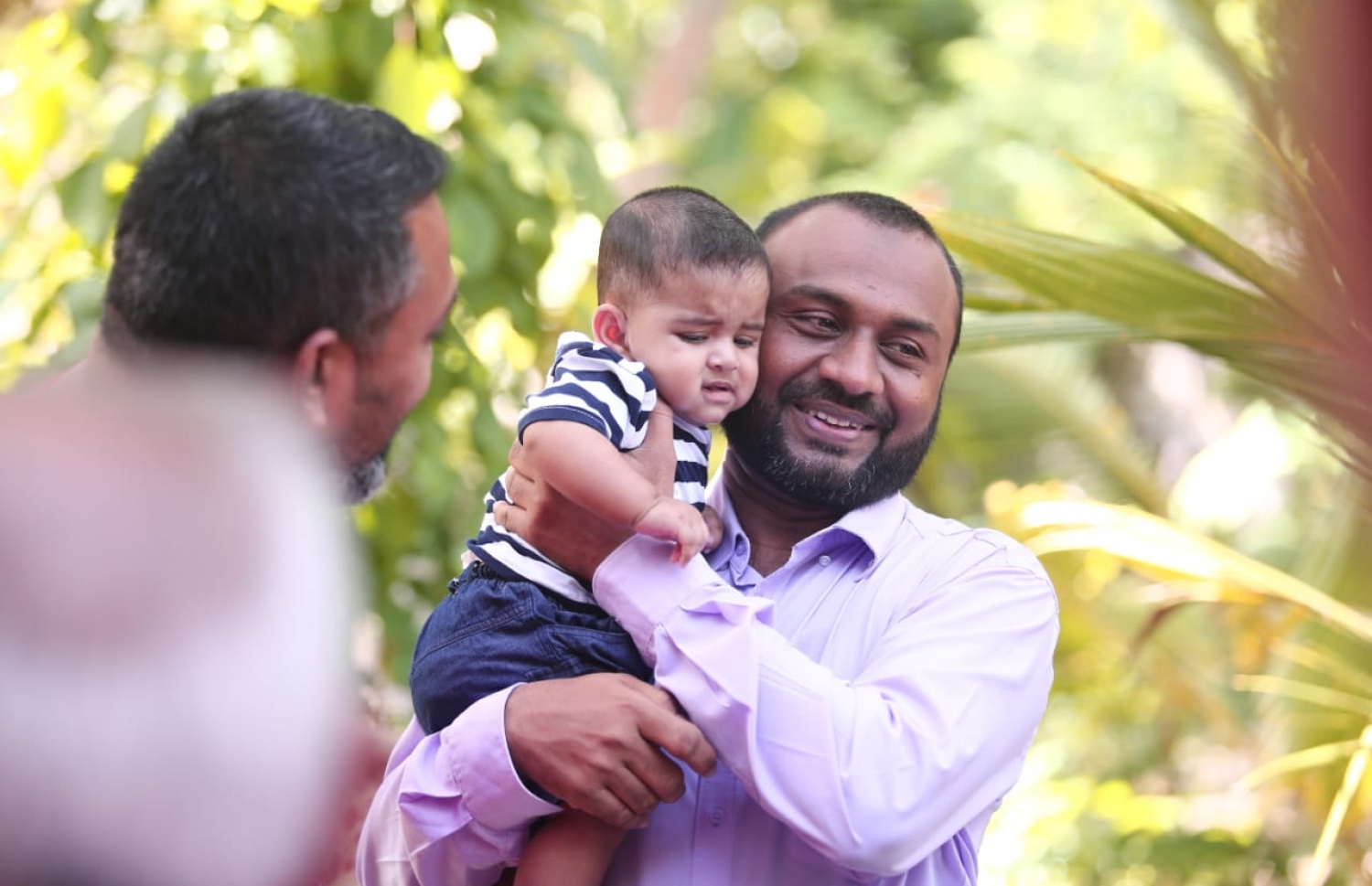 މި އަހަރުގެ ރިޔާސީ އިންތިޚާބުގެ ކެމްޕެއިނަށް، ރައީސް އަބްދުﷲ ޔާމީންގެ ރަނިންމޭޓް ޑރ. މުހައްމަދު ޝަހީމް އަލީ ސައީދު ފުވައްމުލަކަށް ކުރައްވަމުން ގެންދަވާ ދަތުރުގައި، ކުޑަކުއްޖަކު އުރާލައްވަނީ.