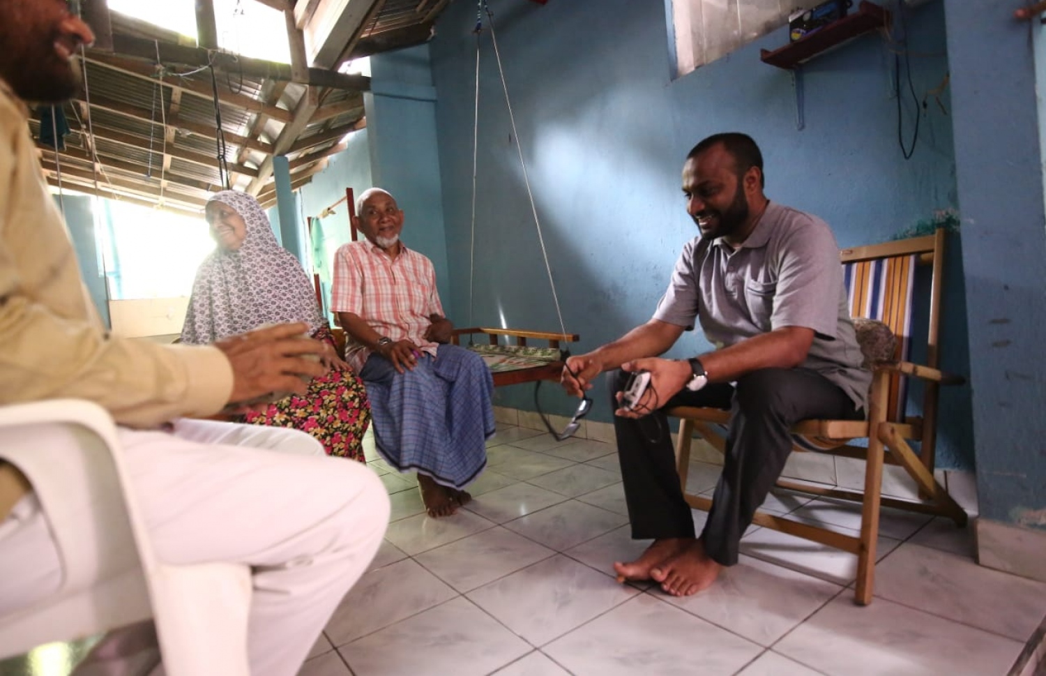 މި އަހަރުގެ ރިޔާސީ އިންތިޚާބުގެ ކެމްޕެއިނަށް، ރައީސް އަބްދުﷲ ޔާމީންގެ ރަނިންމޭޓް ޑރ. މުހައްމަދު ޝަހީމް އަލީ ސައީދު ފުވައްމުލަކަށް ކުރައްވަމުން ގެންދަވާ ދަތުރުގައި، އެ ސިޓީގެ ގެއަކަށް ވަޑައިގެން އުމުރުން ދުވަސްވީ ދެ މީހަކާ އެކު ވަގުތުކޮޅެއް ހޭދަ ކުރައްވަނީ