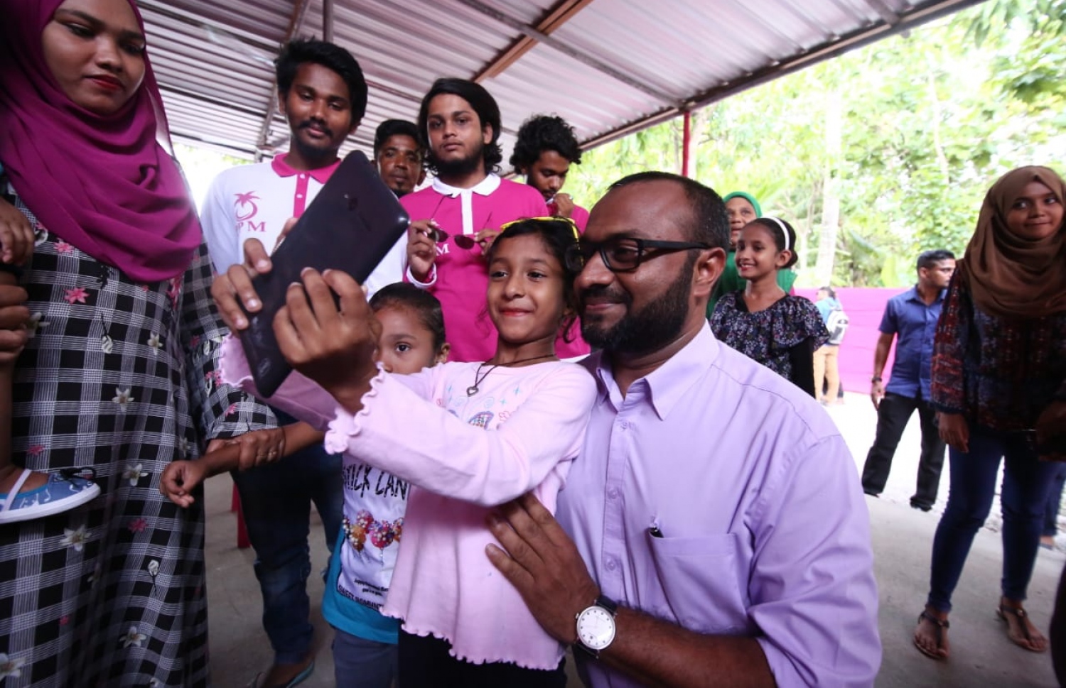 މި އަހަރުގެ ރިޔާސީ އިންތިޚާބުގެ ކެމްޕެއިނަށް، ރައީސް އަބްދުﷲ ޔާމީންގެ ރަނިންމޭޓް ޑރ. މުހައްމަދު ޝަހީމް އަލީ ސައީދު ފުވައްމުލަކަށް ކުރައްވަމުން ގެންދަވާ ދަތުރުގައި، އެ ސިޓީގެ ކުޑަކުދިންތަކެއް އޭނާއާ އެކު ސެލްފީއެއް ނަގަނީ.