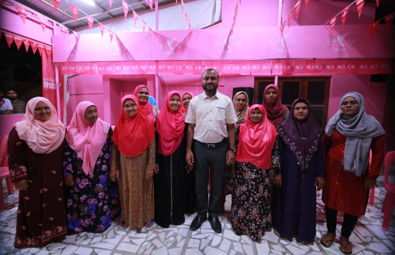 މި އަހަރުގެ ރިޔާސީ އިންތިޚާބުގެ ކެމްޕެއިނަށް، ރައީސް އަބްދުﷲ ޔާމީންގެ ރަނިންމޭޓް ޑރ. މުހައްމަދު ޝަހީމް އަލީ ސައީދު ފުވައްމުލަކަށް ކުރައްވަމުން ގެންދަވާ ދަތުރުގައި، ޕީޕީއެމަށް ތާއީދުކުރާ ބަޔަކާ އެކު ފޮޓޯއަކަށް ހުއްޓި ވަޑައިގެން.