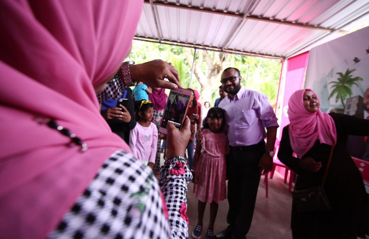 މި އަހަރުގެ ރިޔާސީ އިންތިޚާބުގެ ކެމްޕެއިނަށް، ރައީސް އަބްދުﷲ ޔާމީންގެ ރަނިންމޭޓް ޑރ. މުހައްމަދު ޝަހީމް އަލީ ސައީދު ފުވައްމުލަކަށް ކުރައްވަމުން ގެންދަވާ ދަތުރުގައި، އެ ސިޓީގައި ދިރިއުޅޭ ކުޑަކުއްޖަކާ އެކު ފޮޓޯއެއް ނަންގަވަނީ.