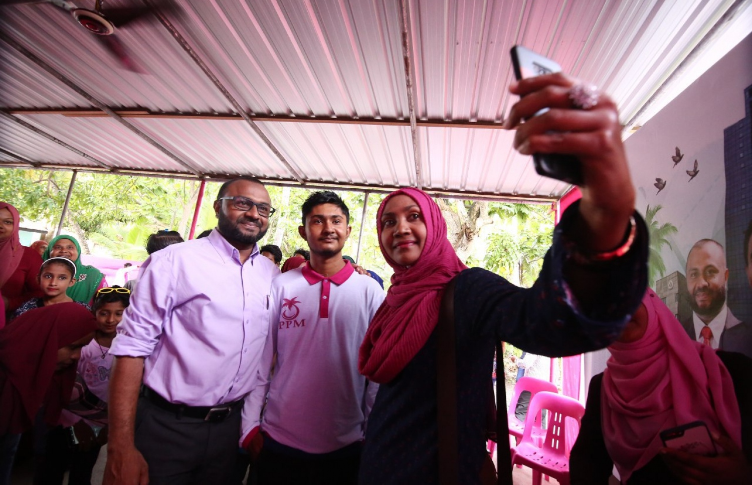 މި އަހަރުގެ ރިޔާސީ އިންތިޚާބުގެ ކެމްޕެއިނަށް، ރައީސް އަބްދުﷲ ޔާމީންގެ ރަނިންމޭޓް ޑރ. މުހައްމަދު ޝަހީމް އަލީ ސައީދު ފުވައްމުލަކަށް ކުރައްވަމުން ގެންދަވާ ދަތުރުގައި، އެ ސިޓީގެ ޒުވާނުންތަކެއް އޭނާއާ އެކު ސެލްފީއެއް ނަގަނީ.