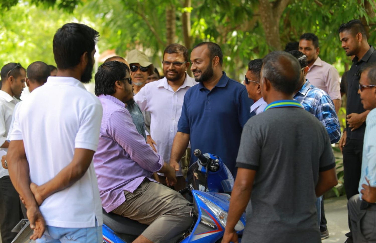 މި އަހަރުގެ ރިޔާސީ އިންތިޚާބުގެ ކެމްޕެއިނަށް، ރައީސް އަބްދުﷲ ޔާމީންގެ ރަނިންމޭޓް ޑރ. މުހައްމަދު ޝަހީމް އަލީ ސައީދު ފުވައްމުލަކަށް ކުރައްވަމުން ގެންދަވާ ދަތުރުގައި، އެ ސިޓީގެ ޒުވާނުންތަކަކާ ވާހަކަ ދައްކަވަނީ.